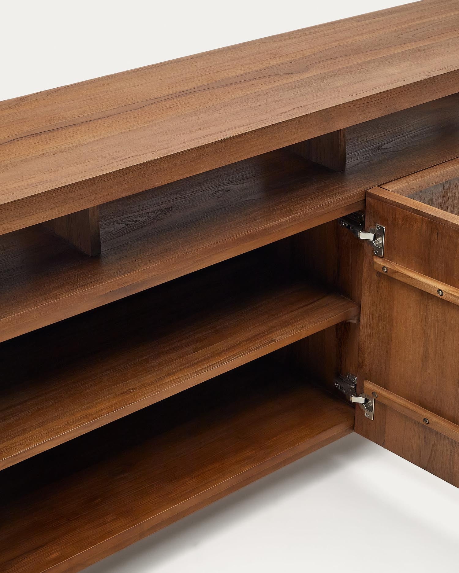 Das Sashi Sideboard von Kave Home aus massivem Teakholz (180 x 85 cm) vereint elegantes Design mit praktischer Funktionalität und schafft eine einladende Wohnatmosphäre.