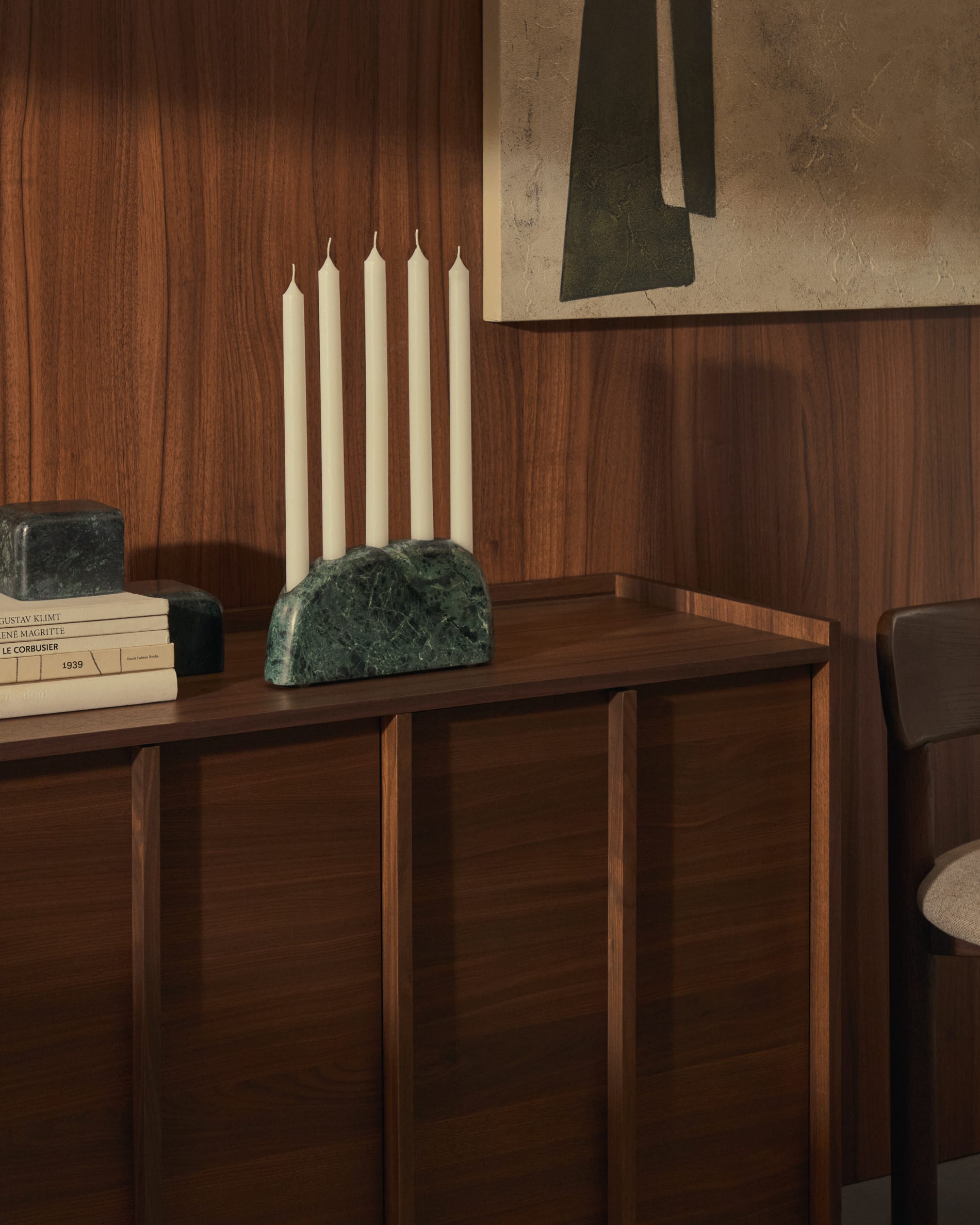 Elegantes Sideboard Onix aus Walnussfurnier mit dunklem Finish, 200x80 cm, FSC-zertifiziert, von Kave Home, stilvoll und nachhaltig.