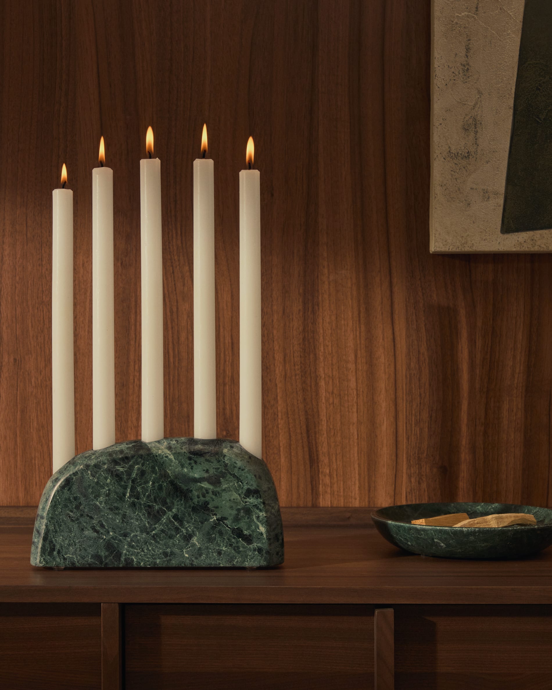 Elegantes Sideboard Onix aus Walnussfurnier, dunkles Finish, 200x80 cm, FSC-zertifiziert, von Kave Home, stilvoll und nachhaltig.