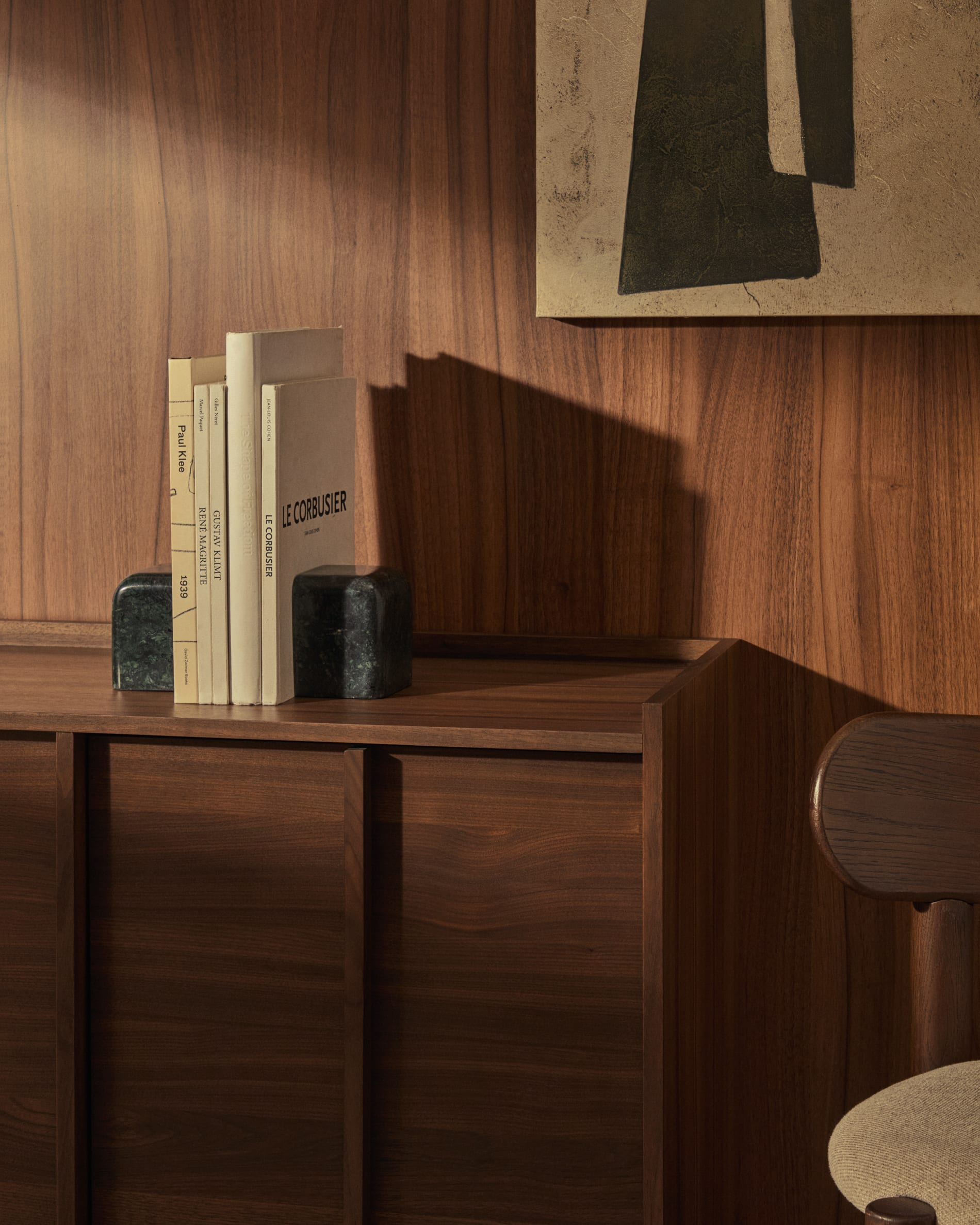 Sideboard Onix aus Walnussfurnier, dunkles Finish, 200x80 cm, FSC-zertifiziert, von Kave Home, modern und umweltfreundlich.