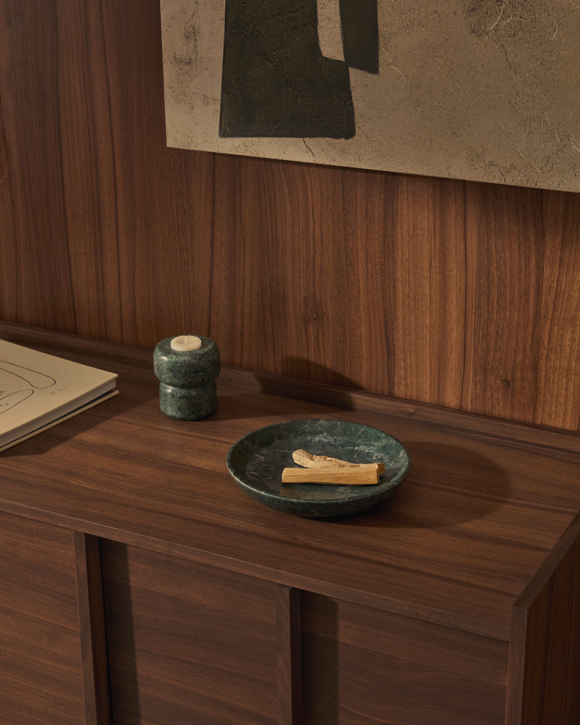 Elegantes Sideboard Onix aus Walnussfurnier mit dunklem Finish, 200x80 cm, FSC-zertifiziert, von Kave Home, stilvoll und nachhaltig.