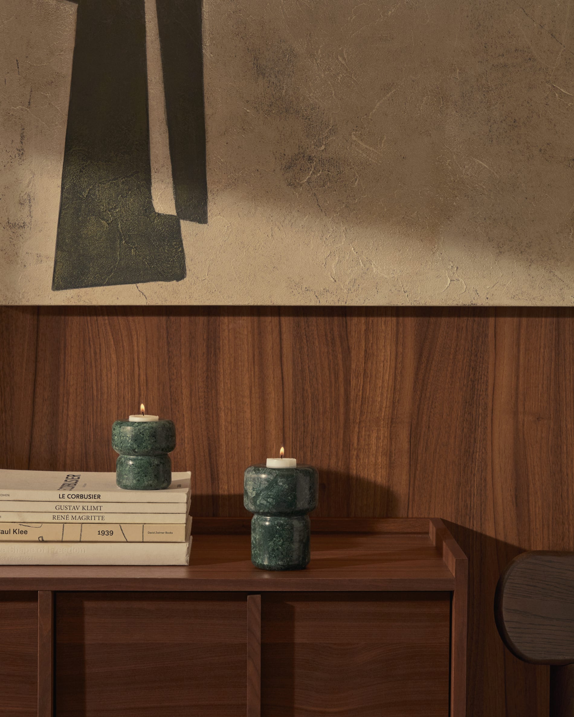 Sideboard Onix aus Walnussfurnier, dunkles Finish, 200x80 cm, FSC-zertifiziert, von Kave Home, modern und umweltfreundlich.