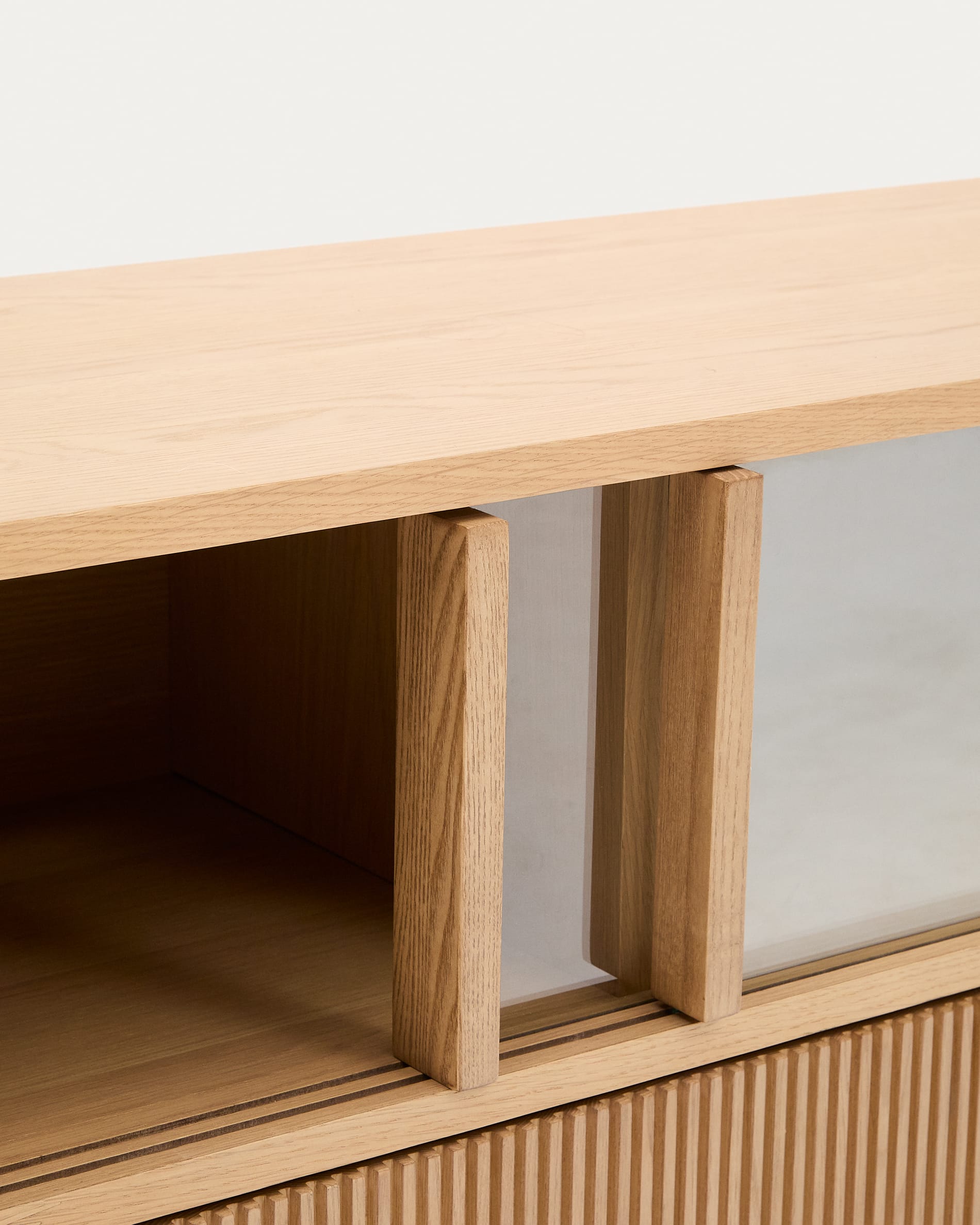 Entdecken Sie das stilvolle Sideboard Helvine von Kave Home: 4 Türen, 2 Schubladen, edles Eichenfurnier, gehärtetes Glas, 200 x 54 cm – perfekt für Ihr Zuhause.