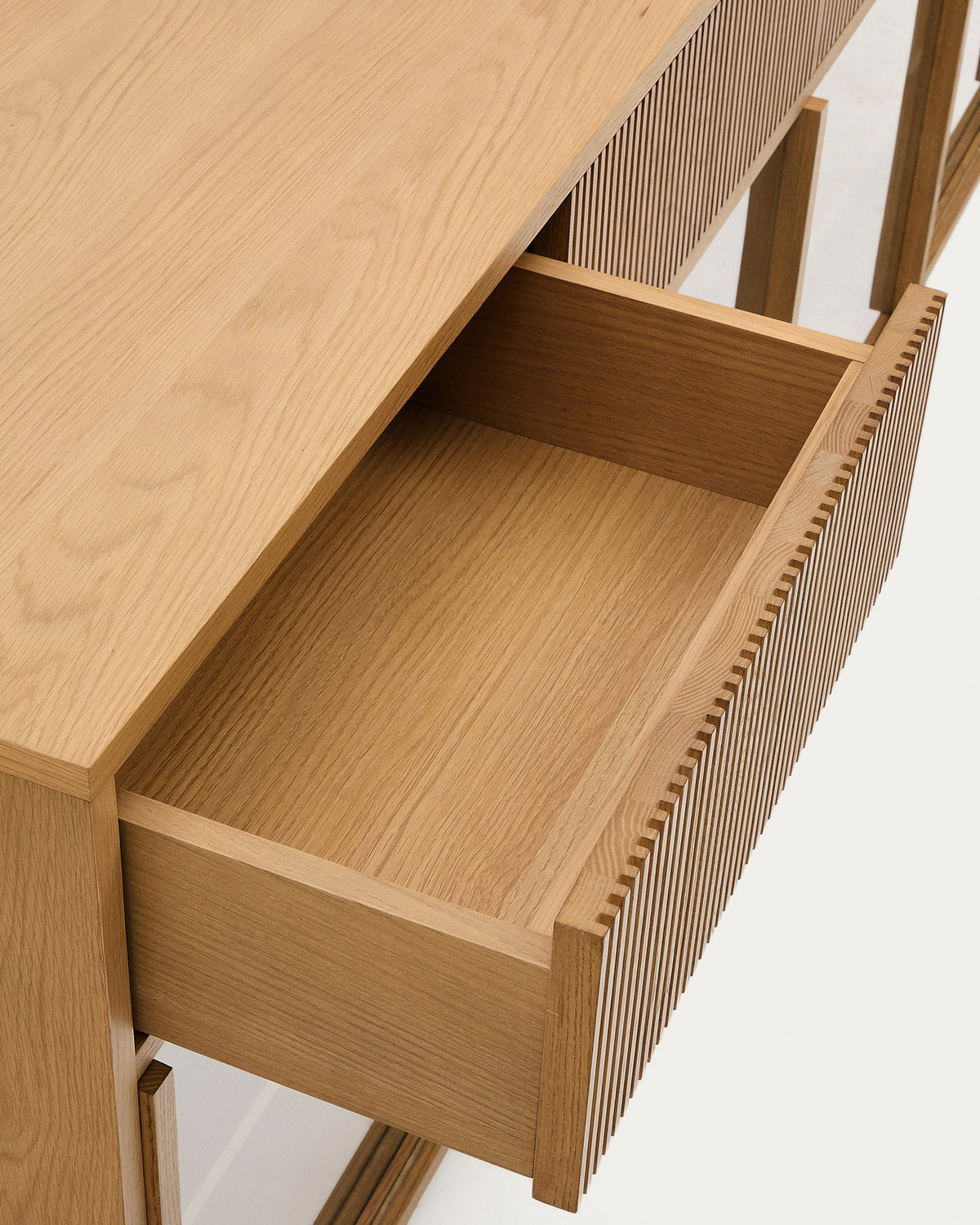 Sideboard Helvine 4 Türen 4 Schubladen Eichenfurnier und gehärtetes Glas 200 x 80 cm FSC 100% in Natur präsentiert im Onlineshop von KAQTU Design AG. Sideboard ist von Kave Home