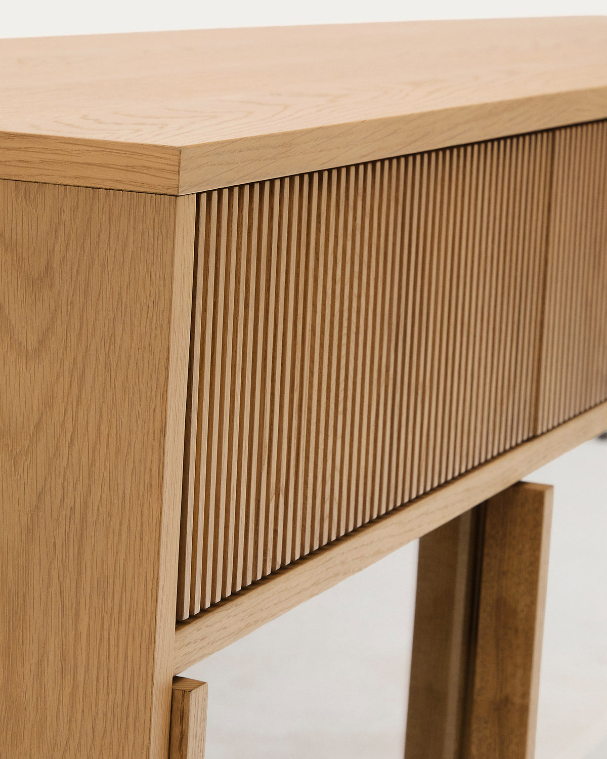 Sideboard Helvine 4 Türen 4 Schubladen Eichenfurnier und gehärtetes Glas 200 x 80 cm FSC 100% in Natur präsentiert im Onlineshop von KAQTU Design AG. Sideboard ist von Kave Home