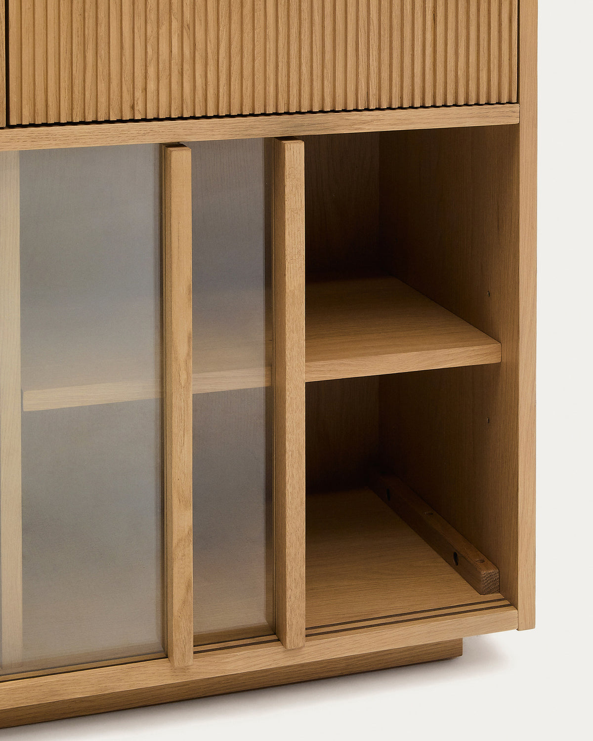 Sideboard Helvine 4 Türen 4 Schubladen Eichenfurnier und gehärtetes Glas 200 x 80 cm FSC 100% in Natur präsentiert im Onlineshop von KAQTU Design AG. Sideboard ist von Kave Home