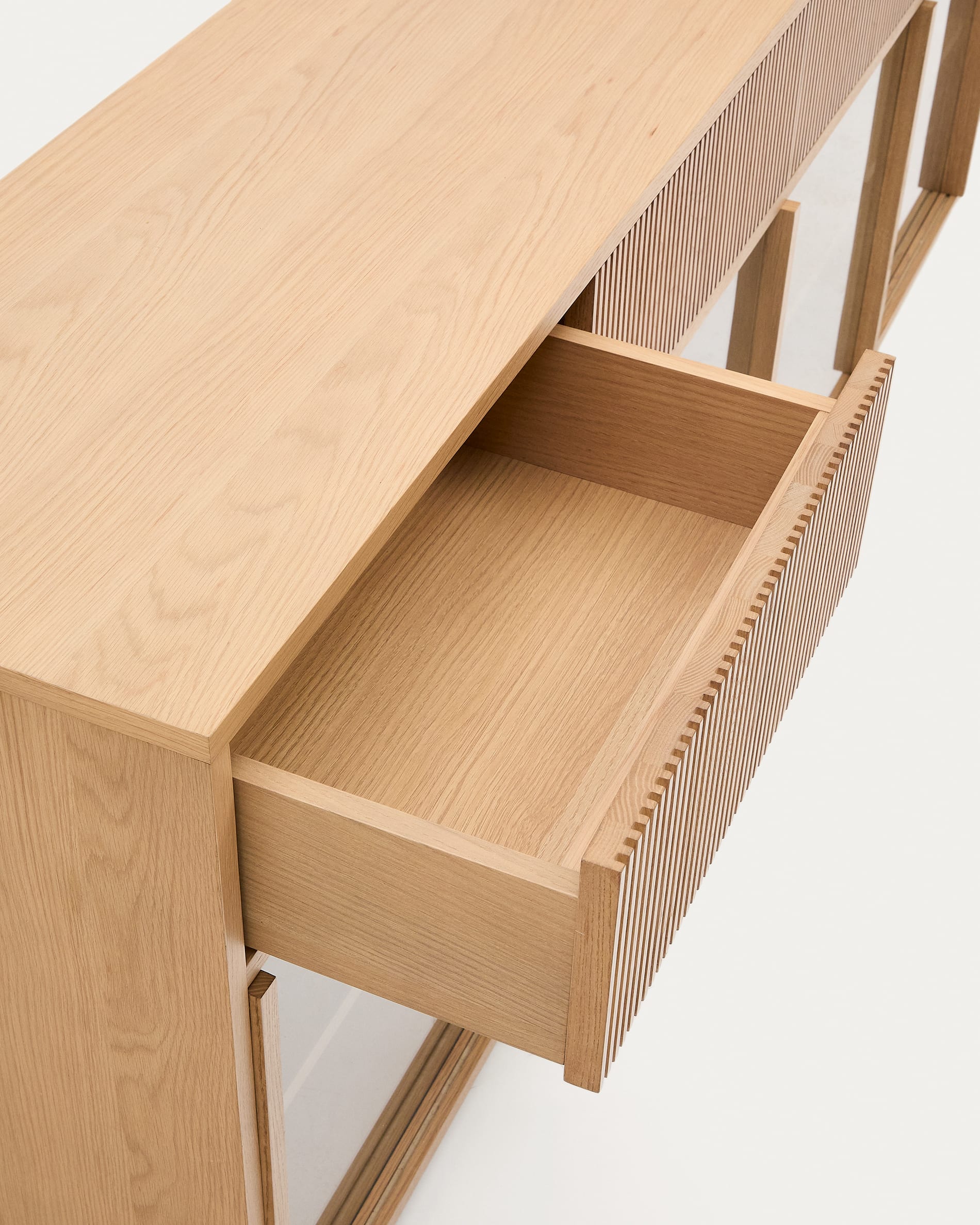 Elegantes Sideboard Helvine mit 4 Türen und 4 Schubladen aus hochwertigem Eichenfurnier und gehärtetem Glas. Perfekt für stilvollen Stauraum und natürliche Akzente.