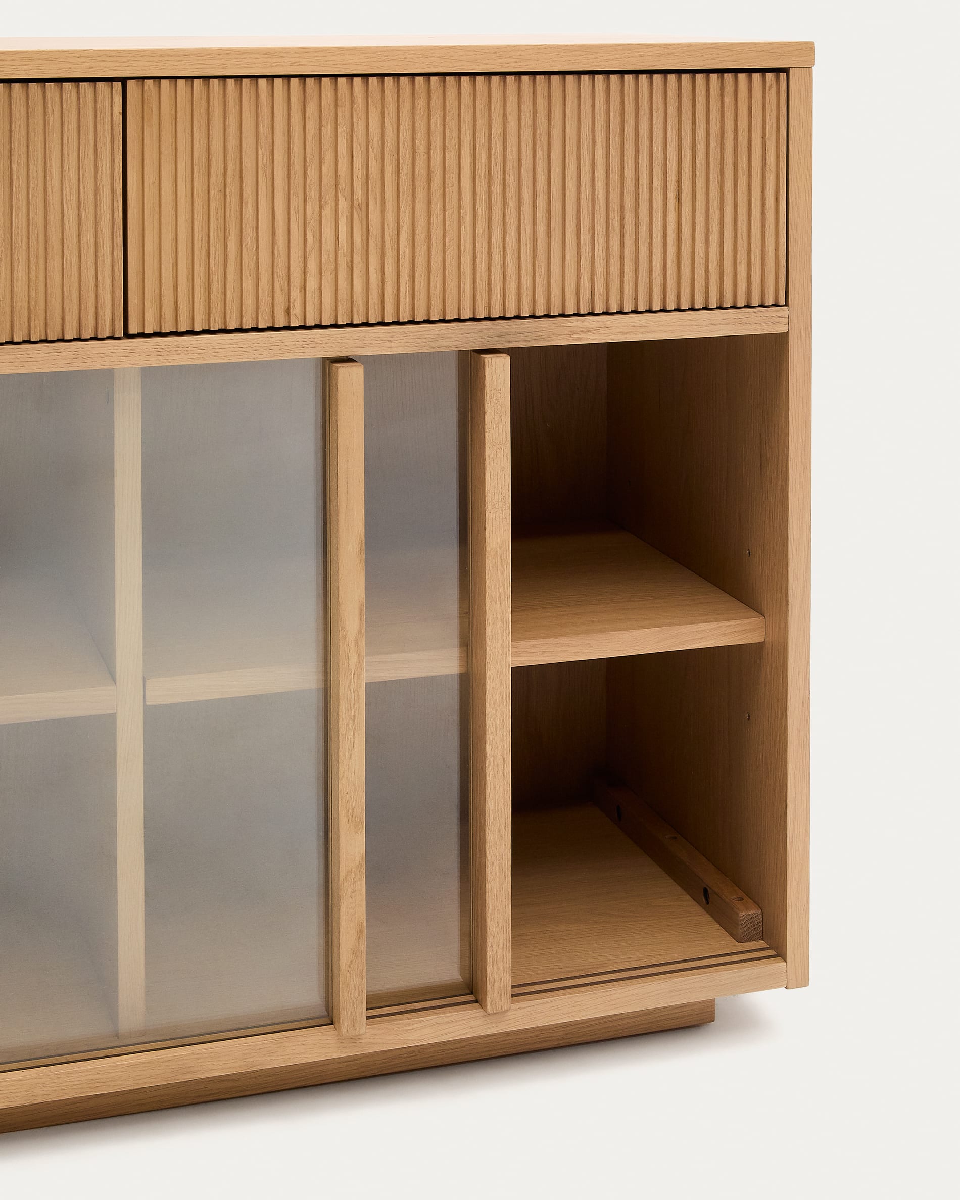 Das Sideboard Helvine besticht durch sein elegantes Design aus Eichenfurnier und Glas. Mit 4 Türen und 4 Schubladen bietet es großzügigen Stauraum und setzt stilvolle Akzente in jedem Raum.