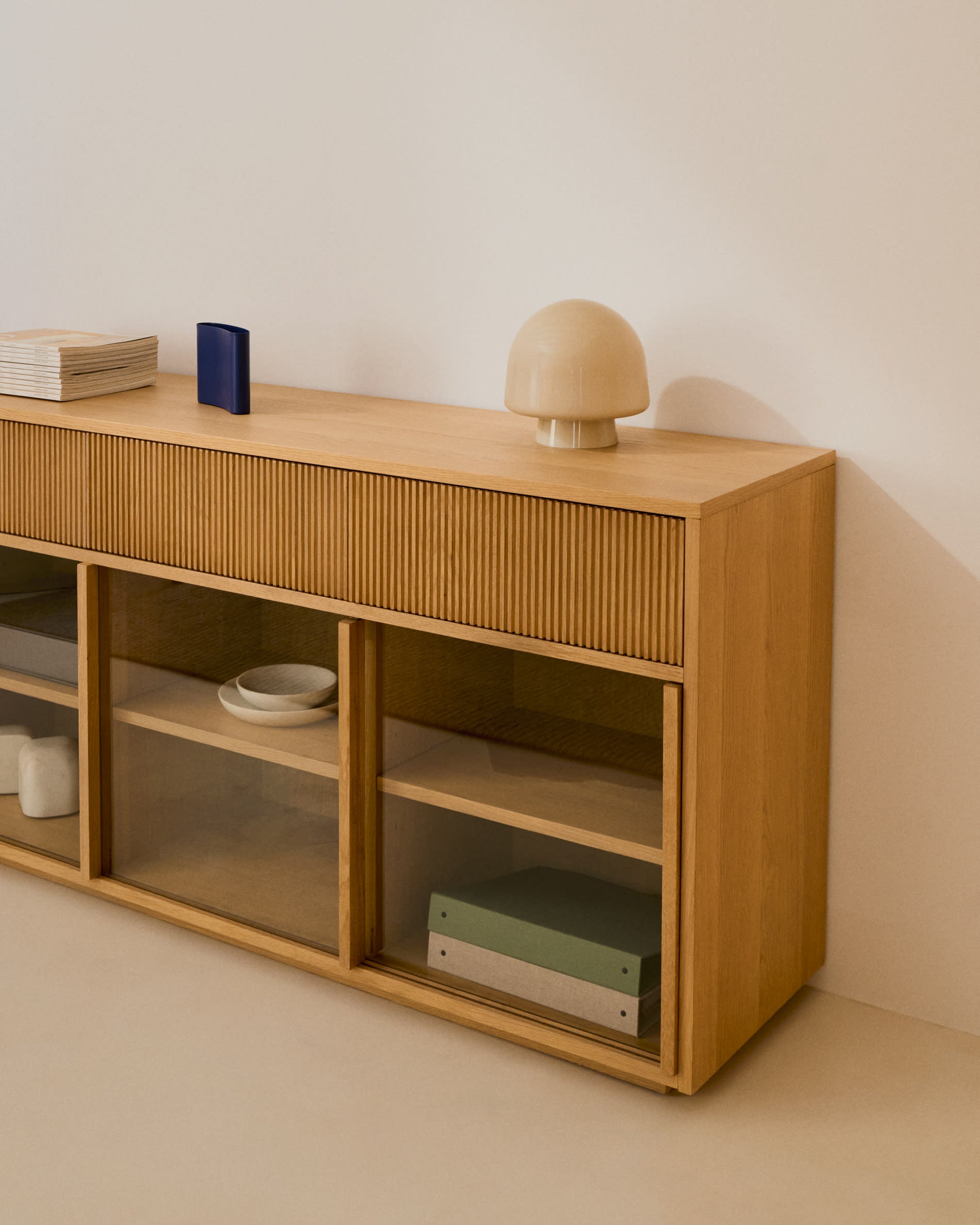 Elegantes Sideboard aus Eichenfurnier mit 4 Türen, 4 Schubladen und Glaselementen, FSC-zertifiziert, 200x75 cm.