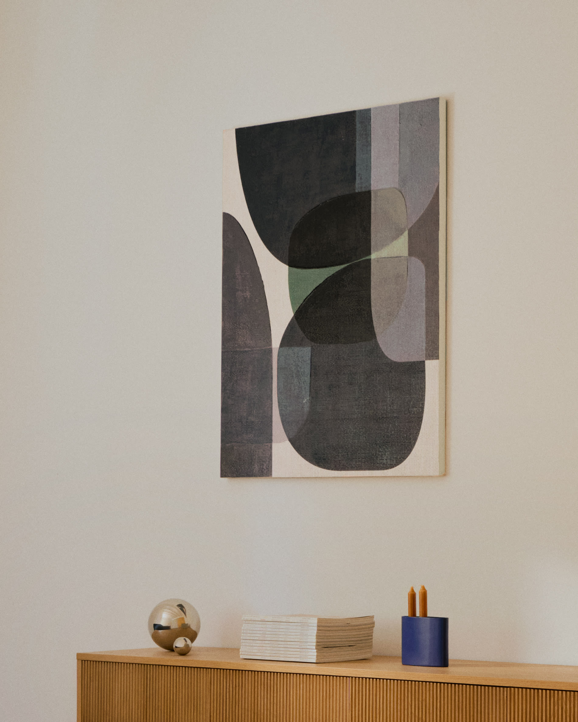 Elegantes Sideboard aus Eichenfurnier und Glas, mit 4 Türen und 4 Schubladen, FSC-zertifiziert, Masse: 200 x 75 cm.