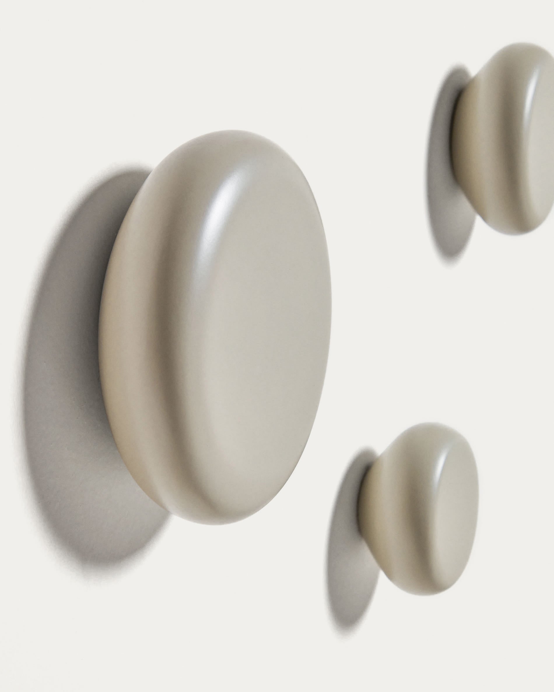 Set aus 3 eleganten Wandhaken aus massiver Buche mit modernem grauen Finish, ideal für Flur, Schlafzimmer oder Badezimmer.