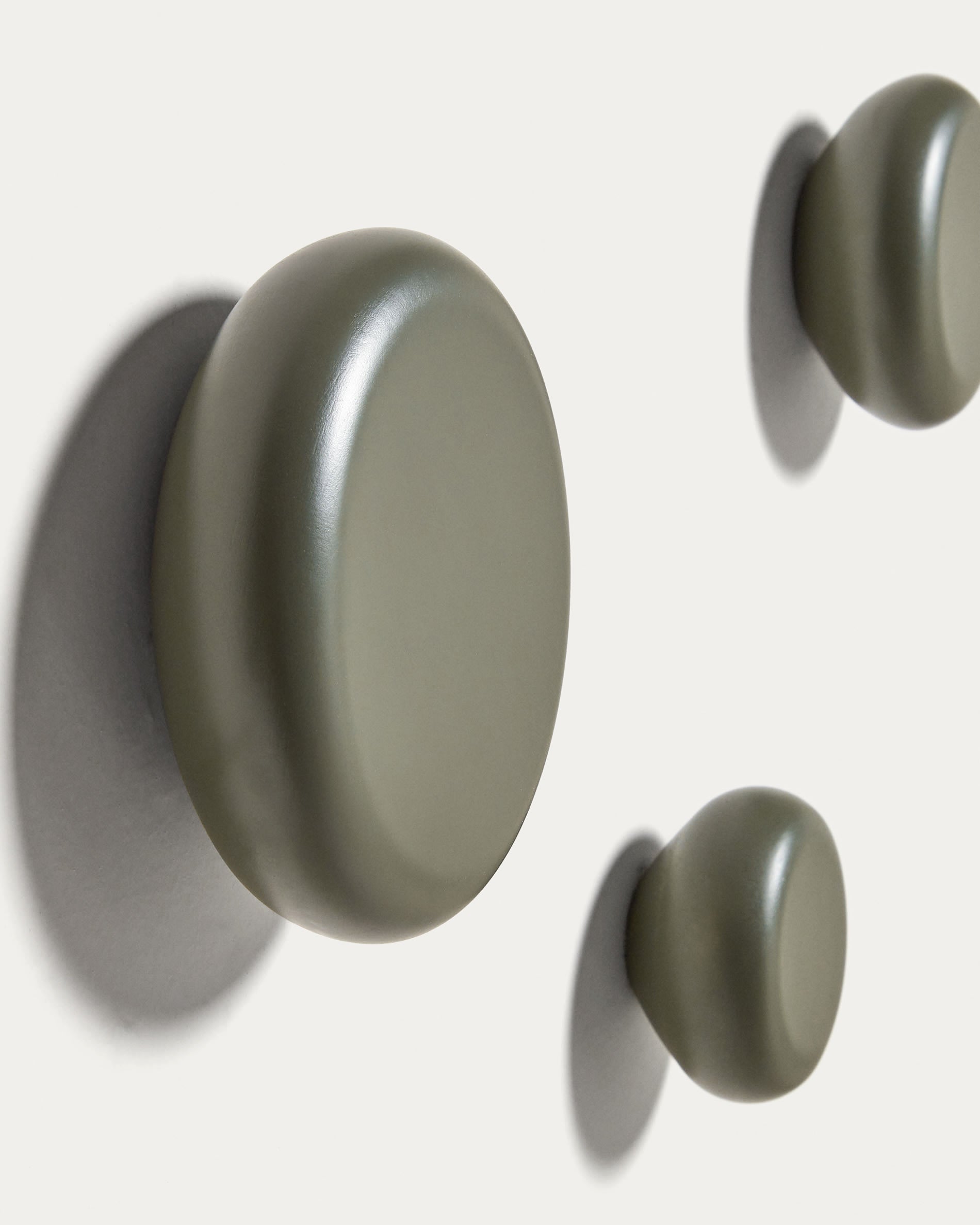 Set aus 3 Wandhaken aus massiver Buche mit grünem Finish von Kave Home. Funktional und modern, perfekt für jeden Raum.