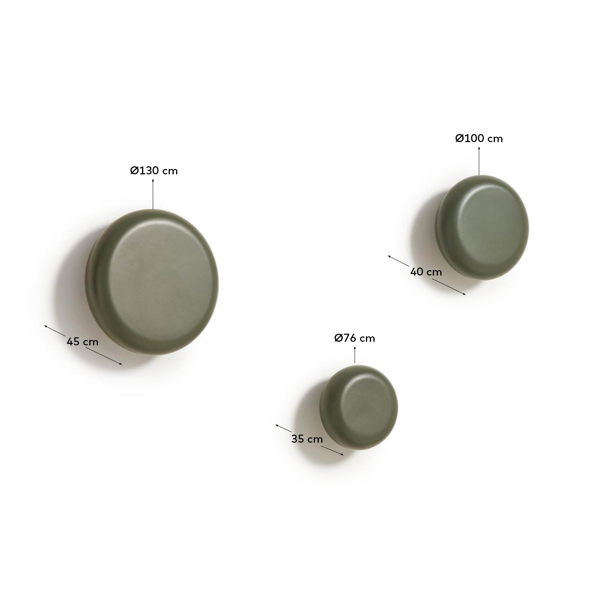 Verleihen Sie Ihrem Zuhause mit dem Nadue Set aus 3 Wandhaken aus massiver Buche und modernem grünen Finish einen Hauch von Eleganz und Funktionalität.