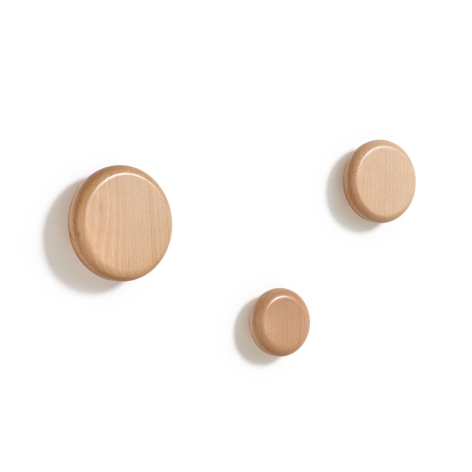 Nadue Set aus 3 Wandhaken aus massiver Buche mit natürlichem Finish in Natur präsentiert im Onlineshop von KAQTU Design AG. Kleiderhaken ist von Kave Home