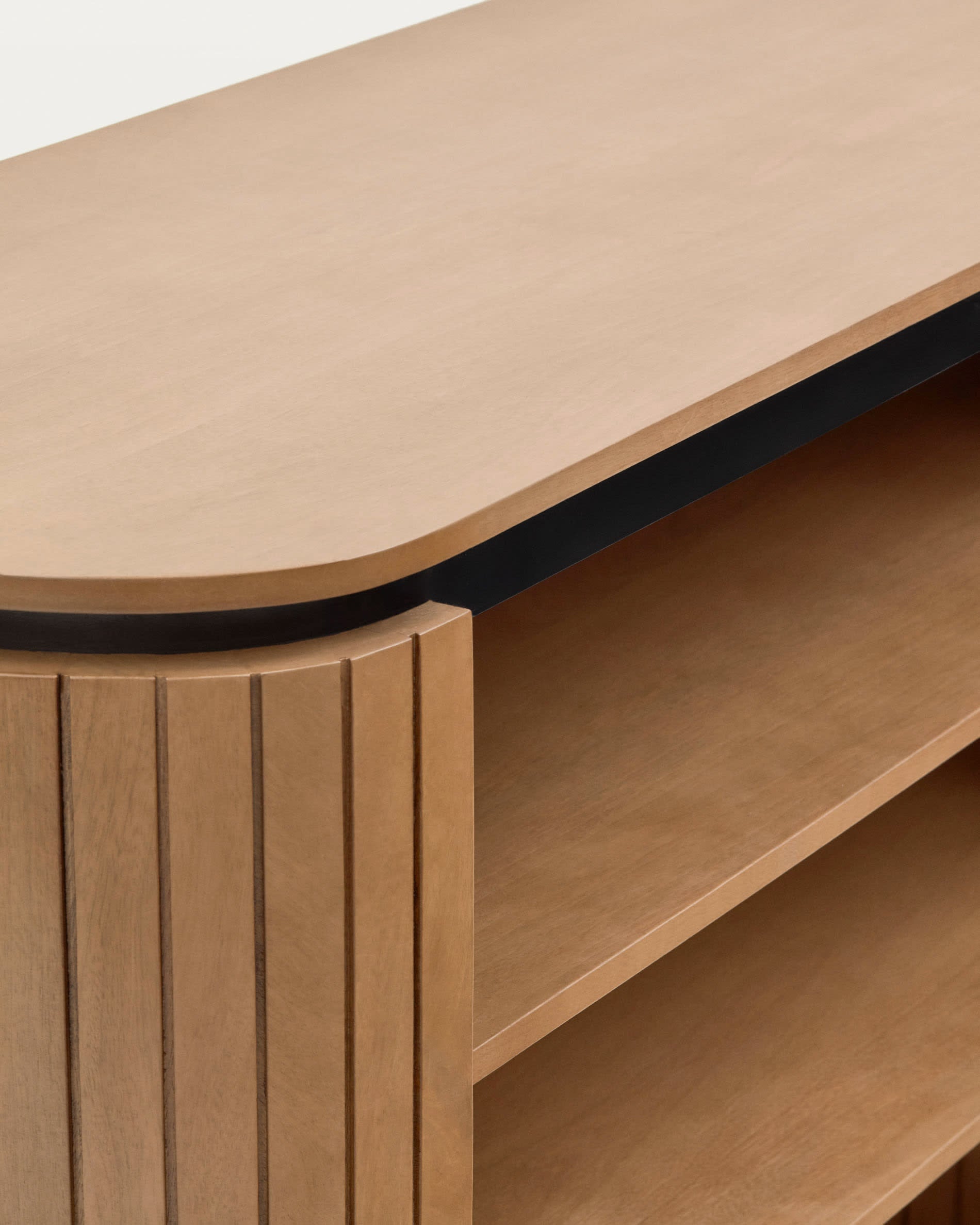 Stilvolles Standregal aus massivem Mangoholz und schwarz lackiertem Metall, 120 x 90 cm, ideal für eine moderne und einladende Wohnatmosphäre.