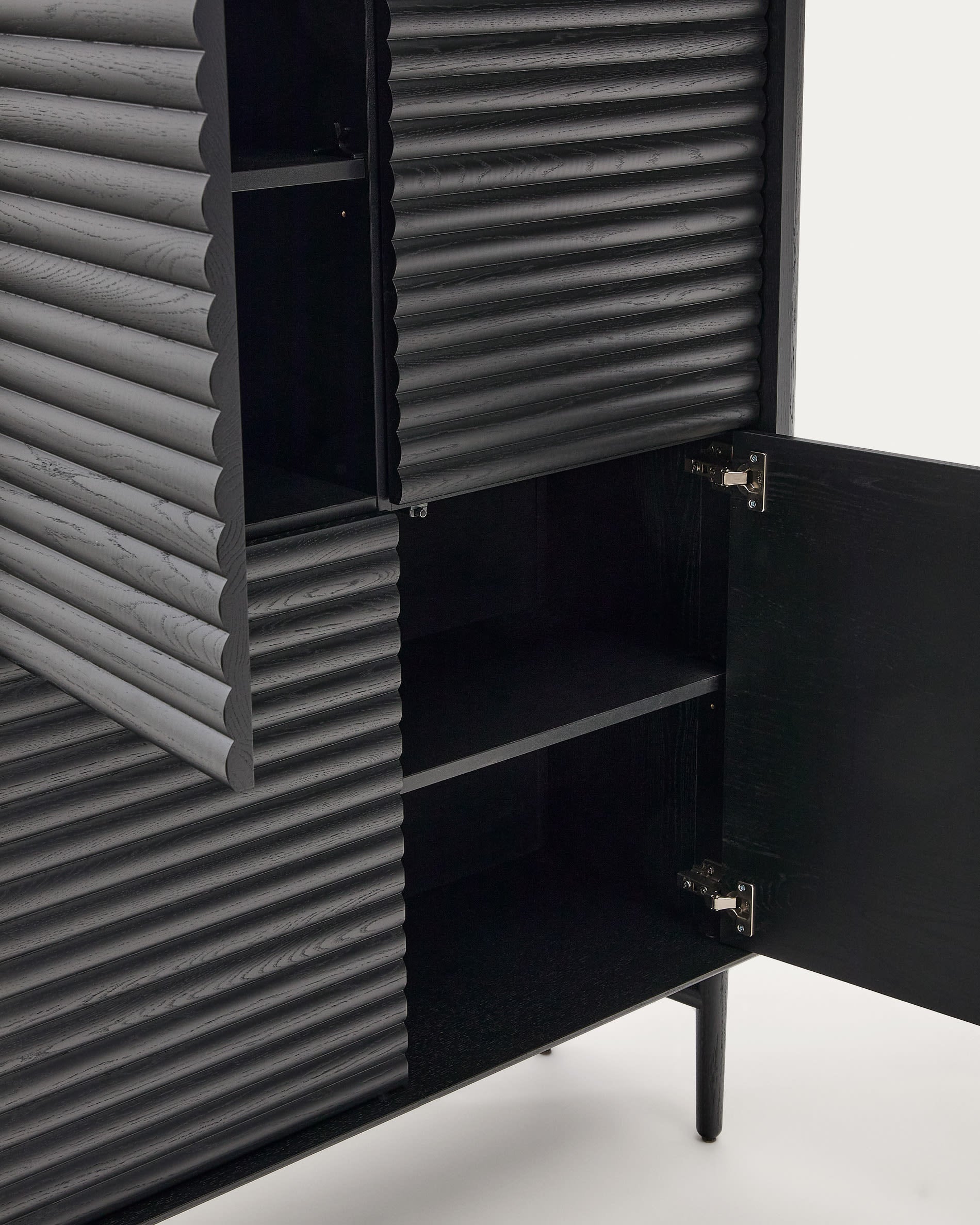 Hochwertiges Highboard Lenon aus massivem Holz und schwarzem Eichenfurnier, 4 Türen, ideal für stilvollen Stauraum und nachhaltige Einrichtung.