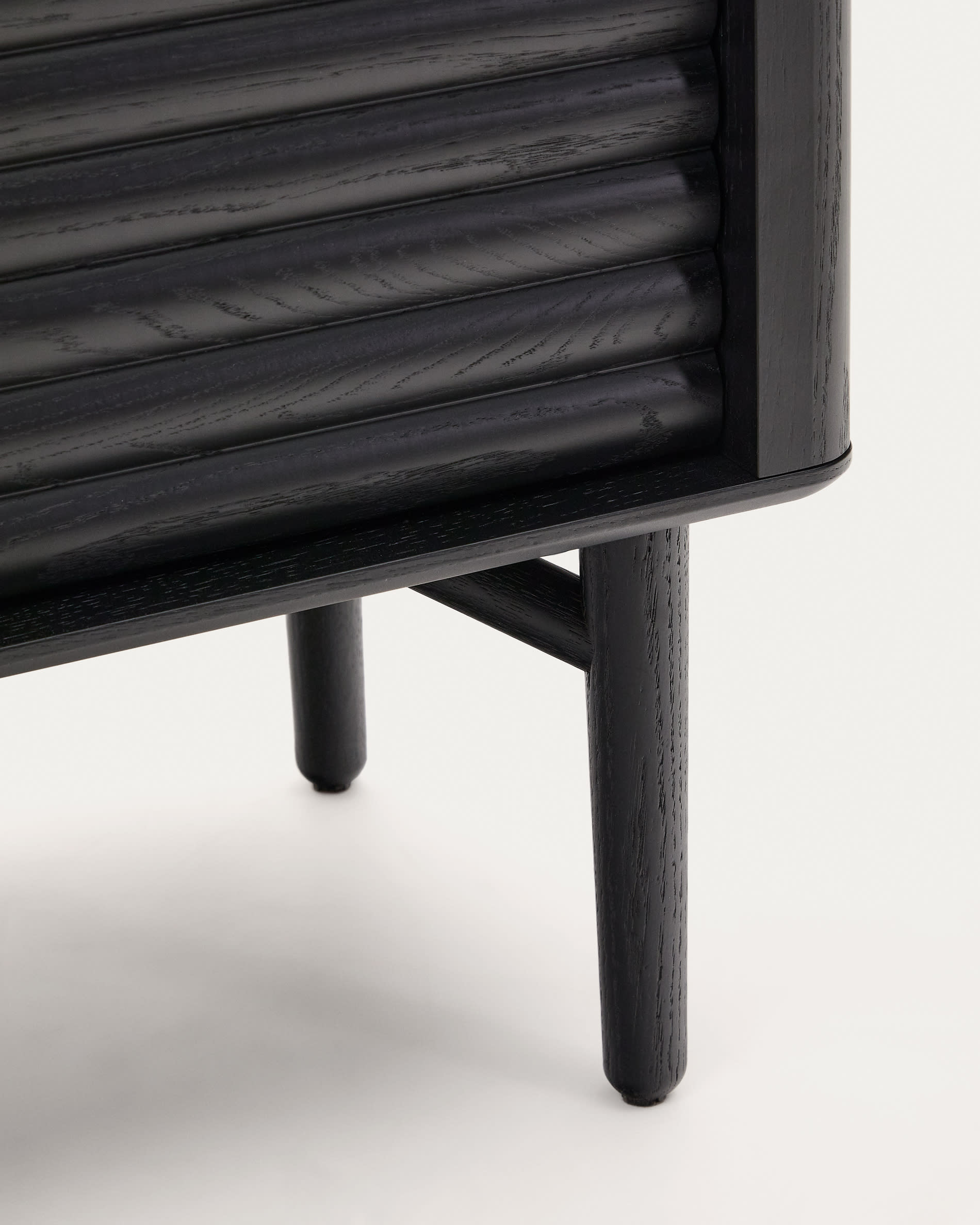 Hochwertiges Highboard Lenon in elegantem Schwarz. 4 Türen bieten viel Stauraum. Aus FSC-zertifiziertem Massivholz und Eichenfurnier gefertigt.