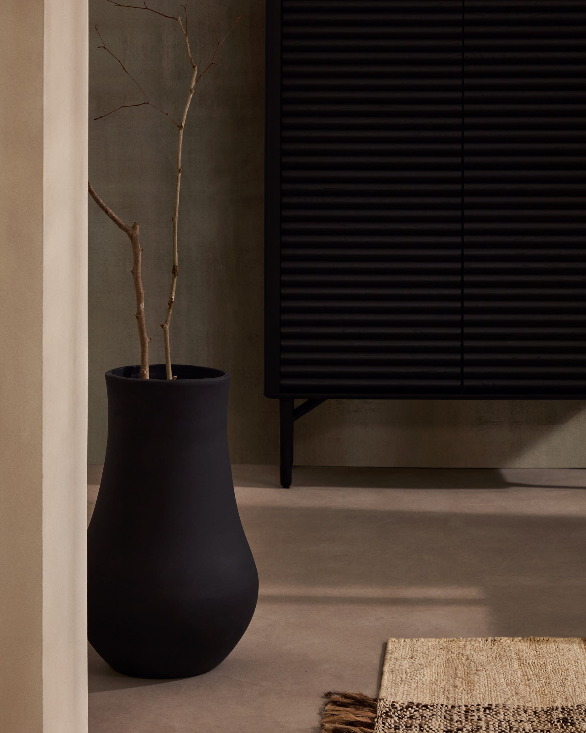 Elegantes Highboard Lenon aus schwarzem Eichenfurnier und Massivholz, 4 Türen, 104,5x144 cm, FSC-zertifiziert, von Kave Home.