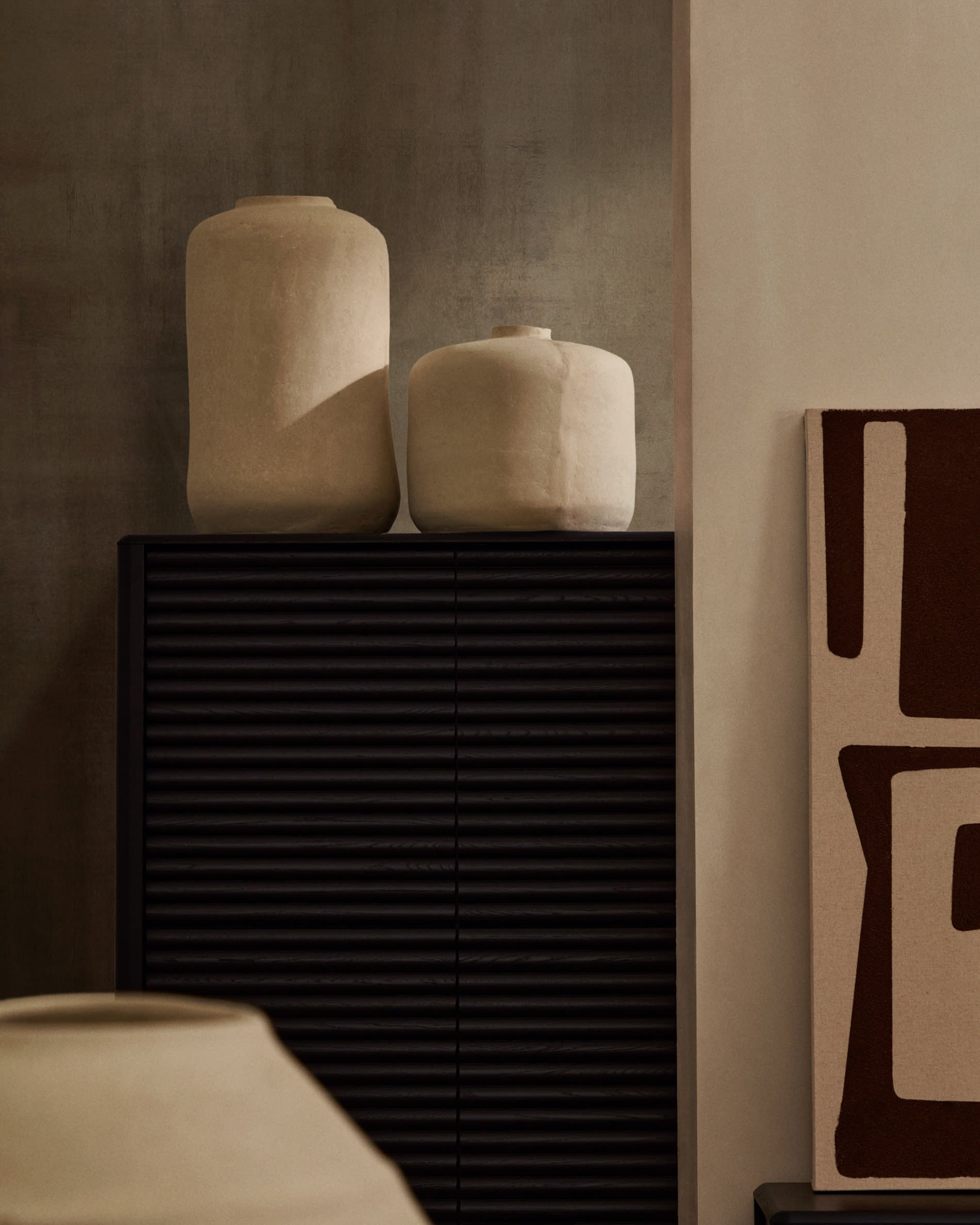 Elegantes Highboard Lenon aus schwarzem Eichenfurnier und Massivholz, 4 Türen, 104,5x144 cm, FSC-zertifiziert, von Kave Home.