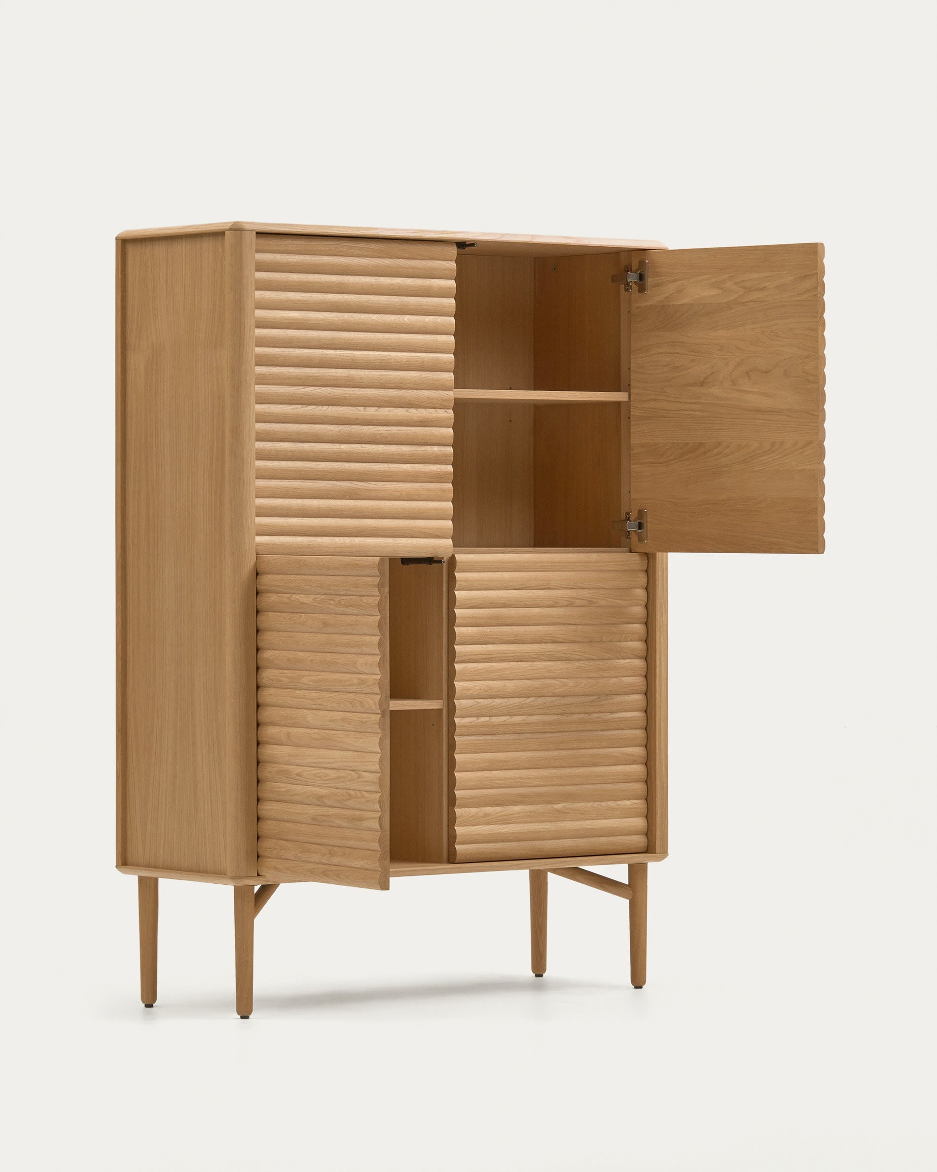 Das Lenon Highboard von Kave Home kombiniert edles Design mit Funktionalität, gefertigt aus nachhaltiger Eiche, ideal für stilvolle Ordnung.