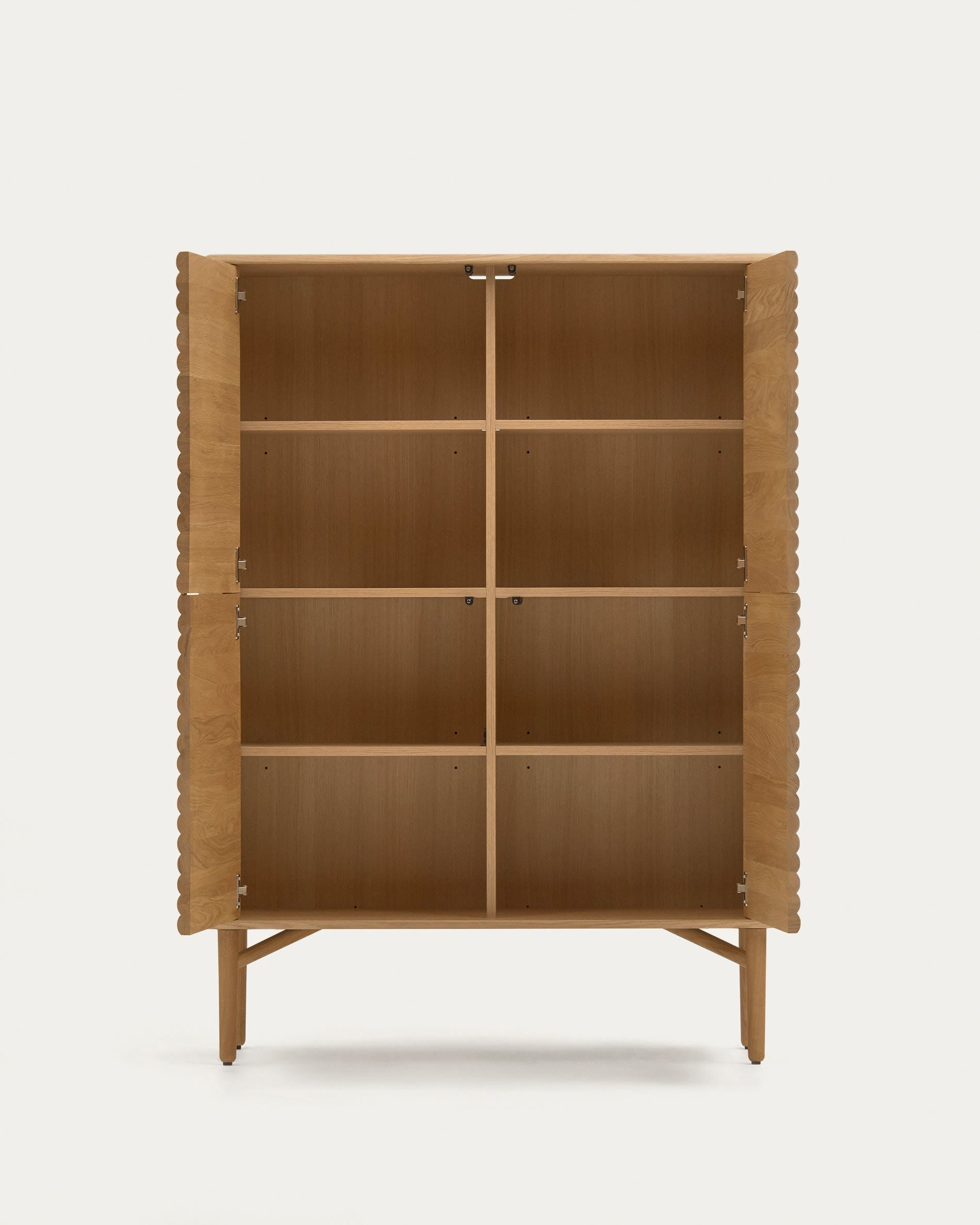 Stilvolles Highboard aus Eiche und Eichenfurnier, 4 Türen, FSC-zertifiziert, Masse 104,5x144 cm, von Kave Home.