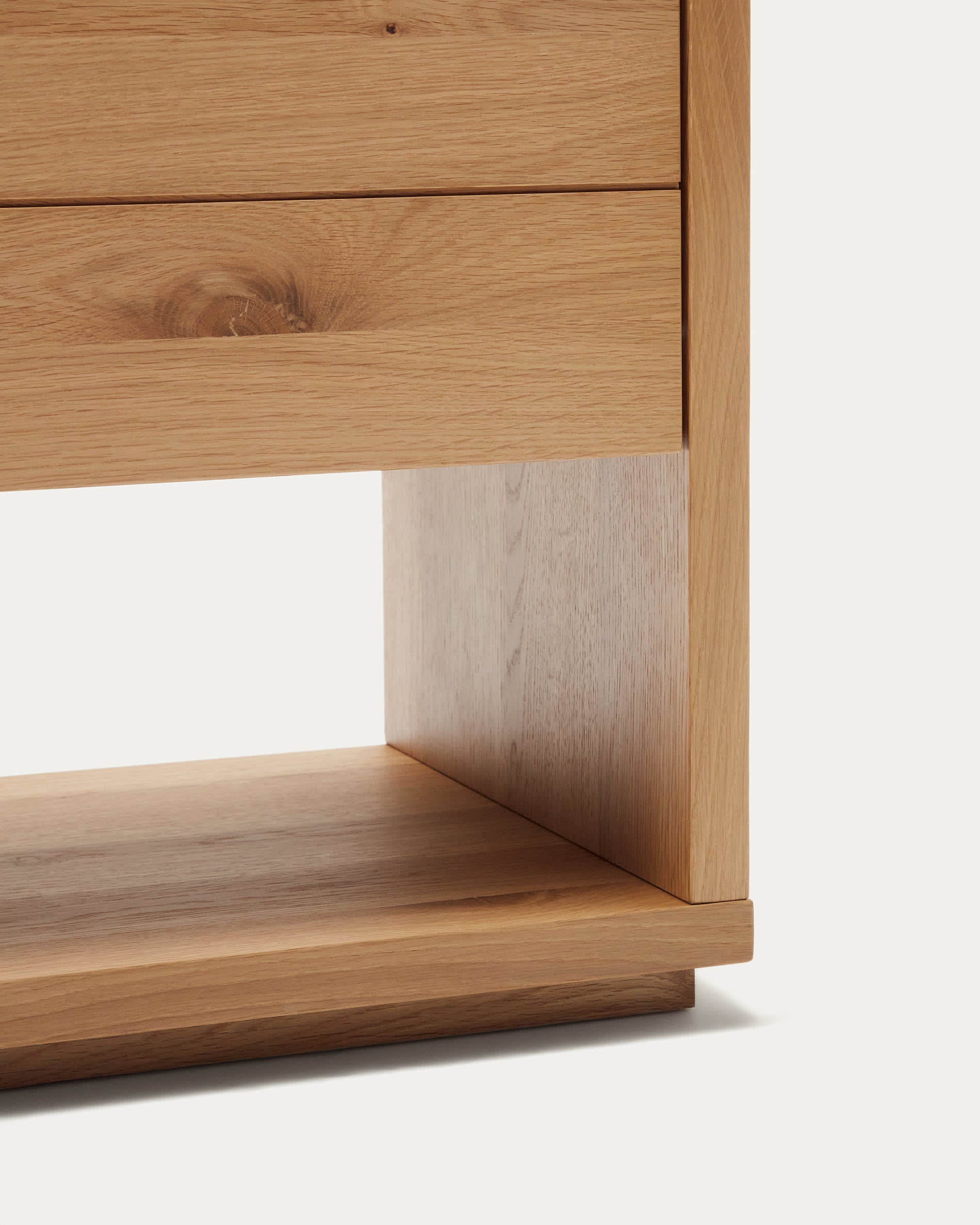 Die Alguema Kommode von Kave Home vereint elegantes Design und praktischen Stauraum mit 3 Schubladen aus hochwertigem Eichenfurnier.