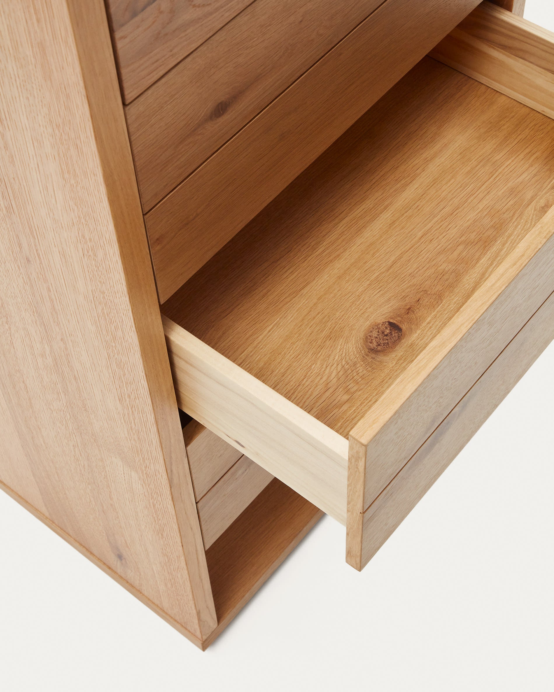Die Alguema Kommode von Kave Home bietet stilvollen Stauraum mit 4 geräumigen Schubladen und einem natürlichen Eichenfurnier-Finish.