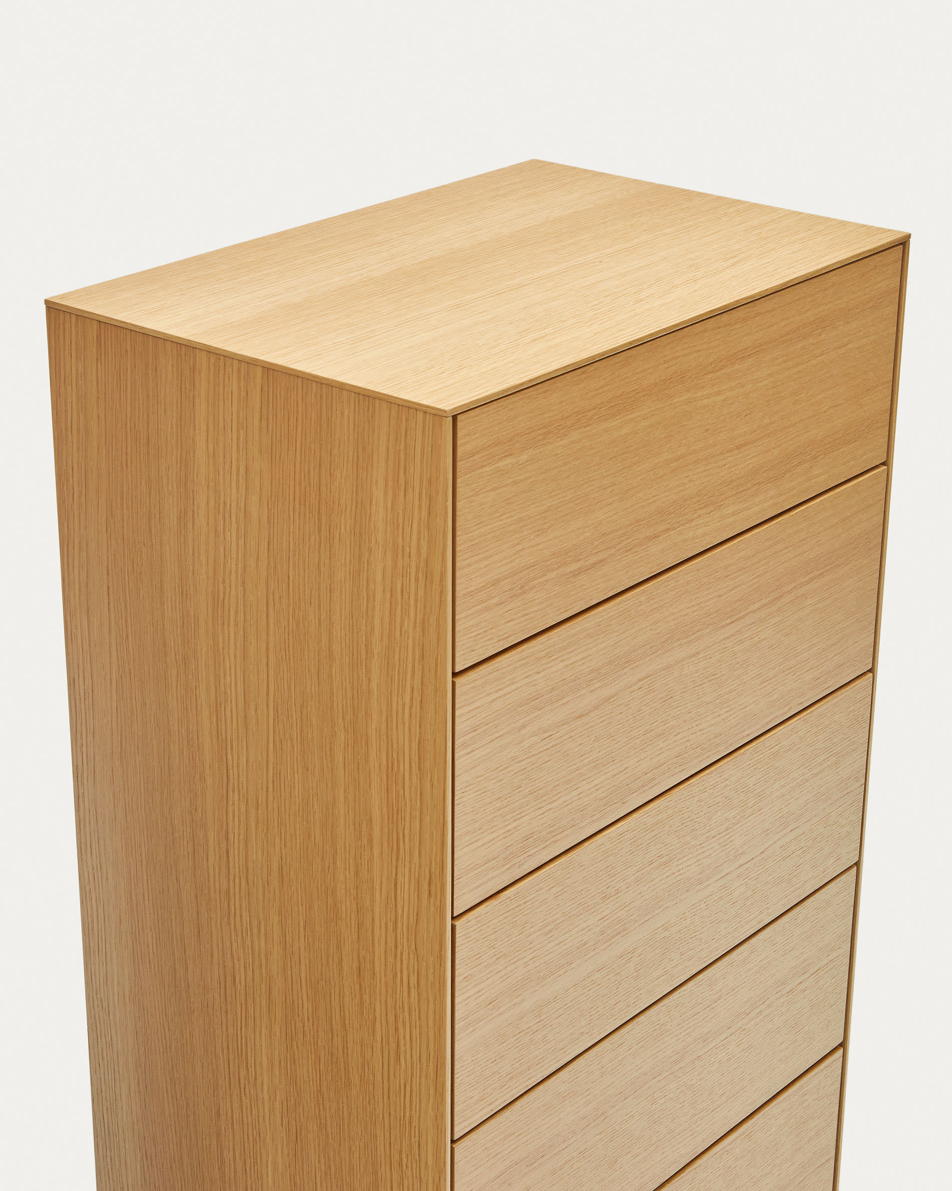 Die Vedrana Kommode vereint elegantes Eichenfurnier mit stabilen Stahlbeinen in Schwarz. Mit 5 Schubladen und kompakten 60 x 114 cm ist sie ideal für jeden Raum.