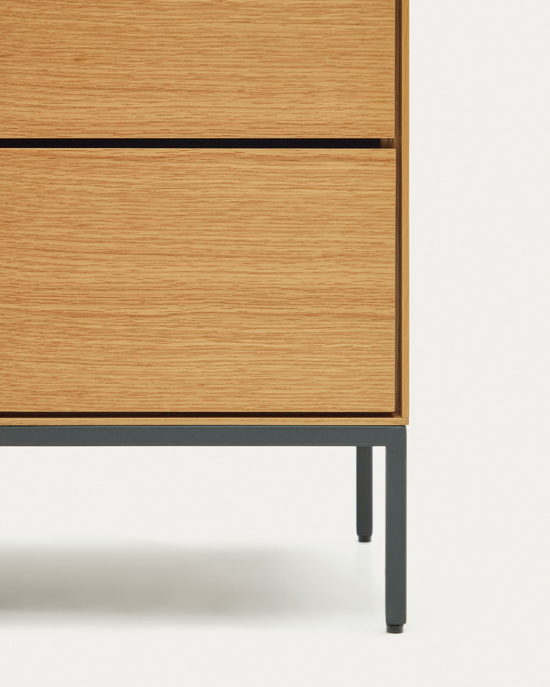 Die Vedrana Kommode vereint modernes Design mit Funktionalität. Aus Eichenfurnier und stabilen Stahlbeinen in Schwarz gefertigt, bietet sie 5 geräumige Schubladen für stilvolle Aufbewahrung.