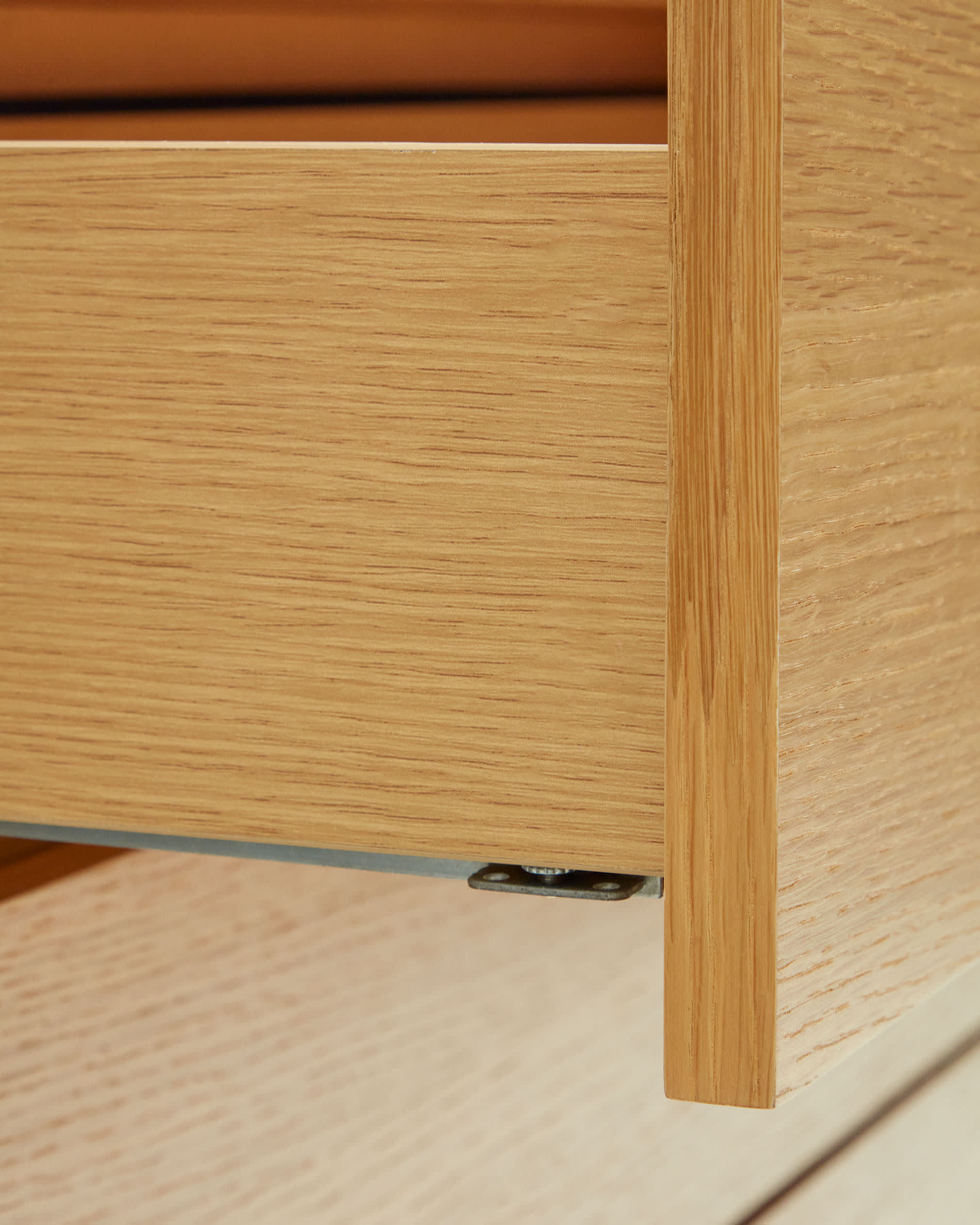 Die Vedrana Kommode besticht durch ihr elegantes Eichenfurnier und robuste Stahlbeine. Mit 5 Schubladen bietet sie praktischen Stauraum und modernes Design.