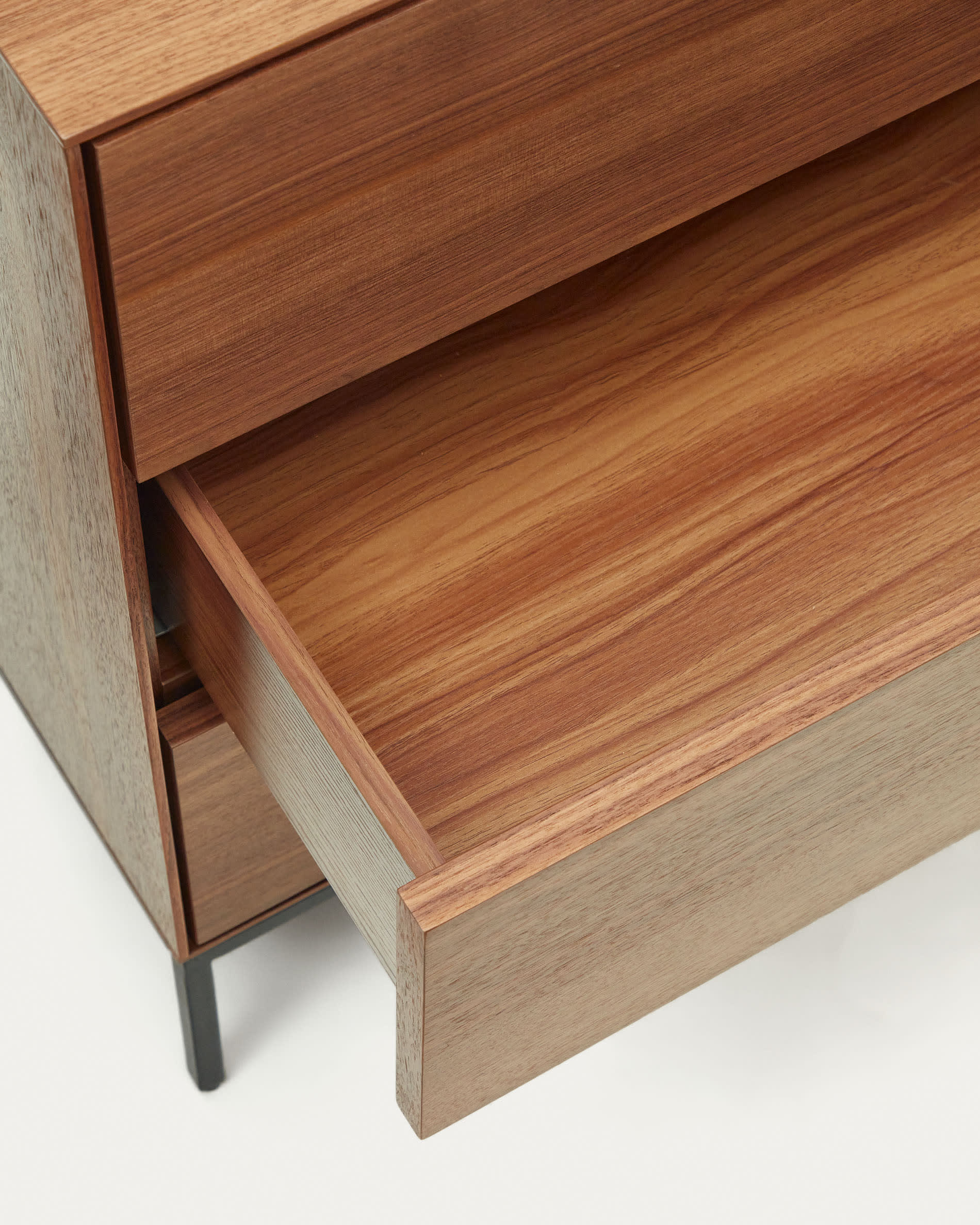 Die Vedrana Kommode kombiniert stilvolles Nussholzfurnier mit robusten Stahlbeinen und bietet großzügigen Stauraum für ein modernes Zuhause.