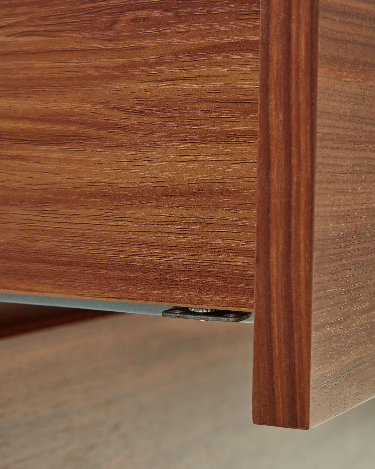 Die Vedrana Kommode kombiniert stilvolles Nussholzfurnier mit robusten Stahlbeinen und bietet großzügigen Stauraum für ein modernes Zuhause.