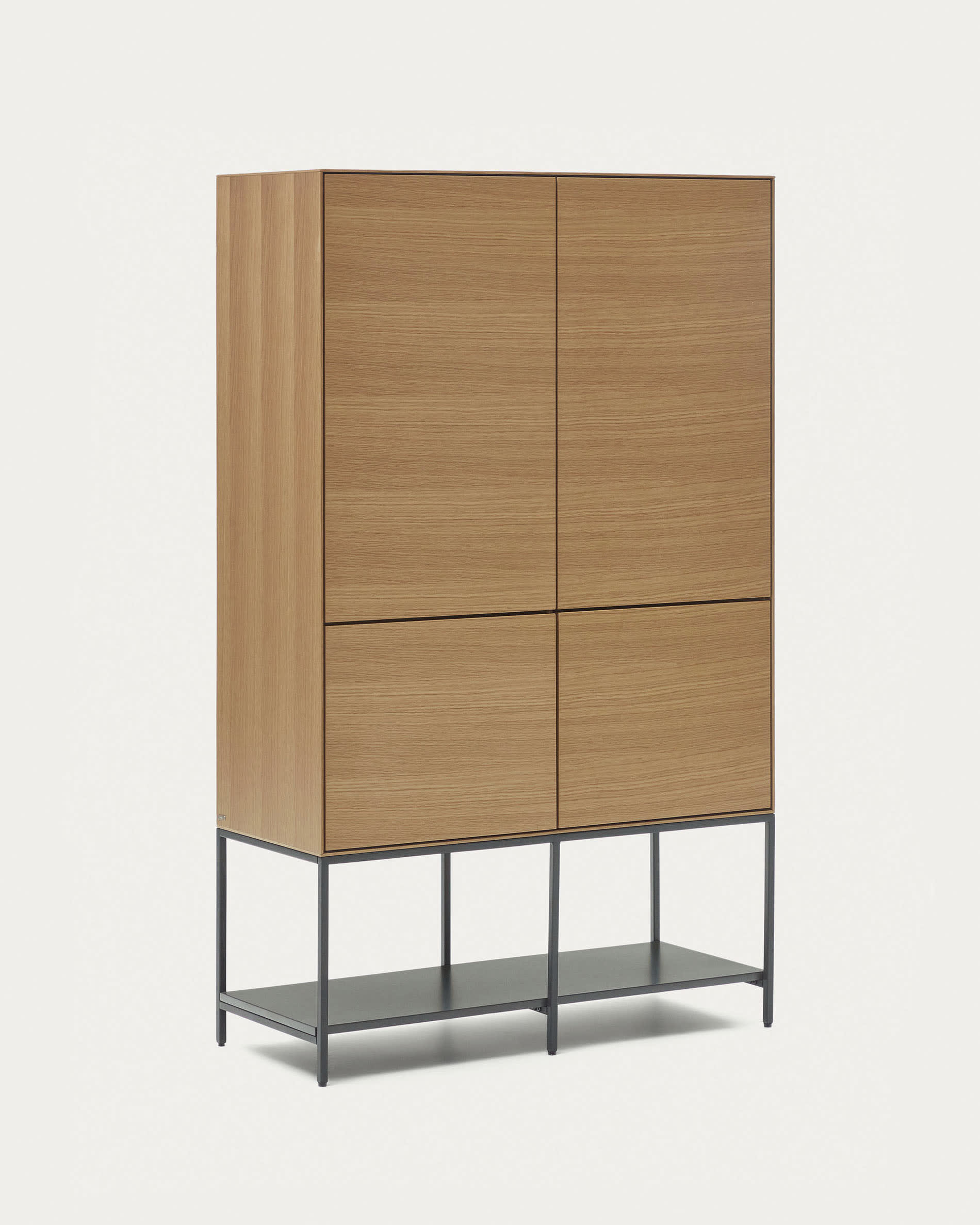 Das Vedrana Highboard aus Eichenfurnier mit schwarzen Stahlbeinen bietet moderne Eleganz und praktische Aufbewahrung.