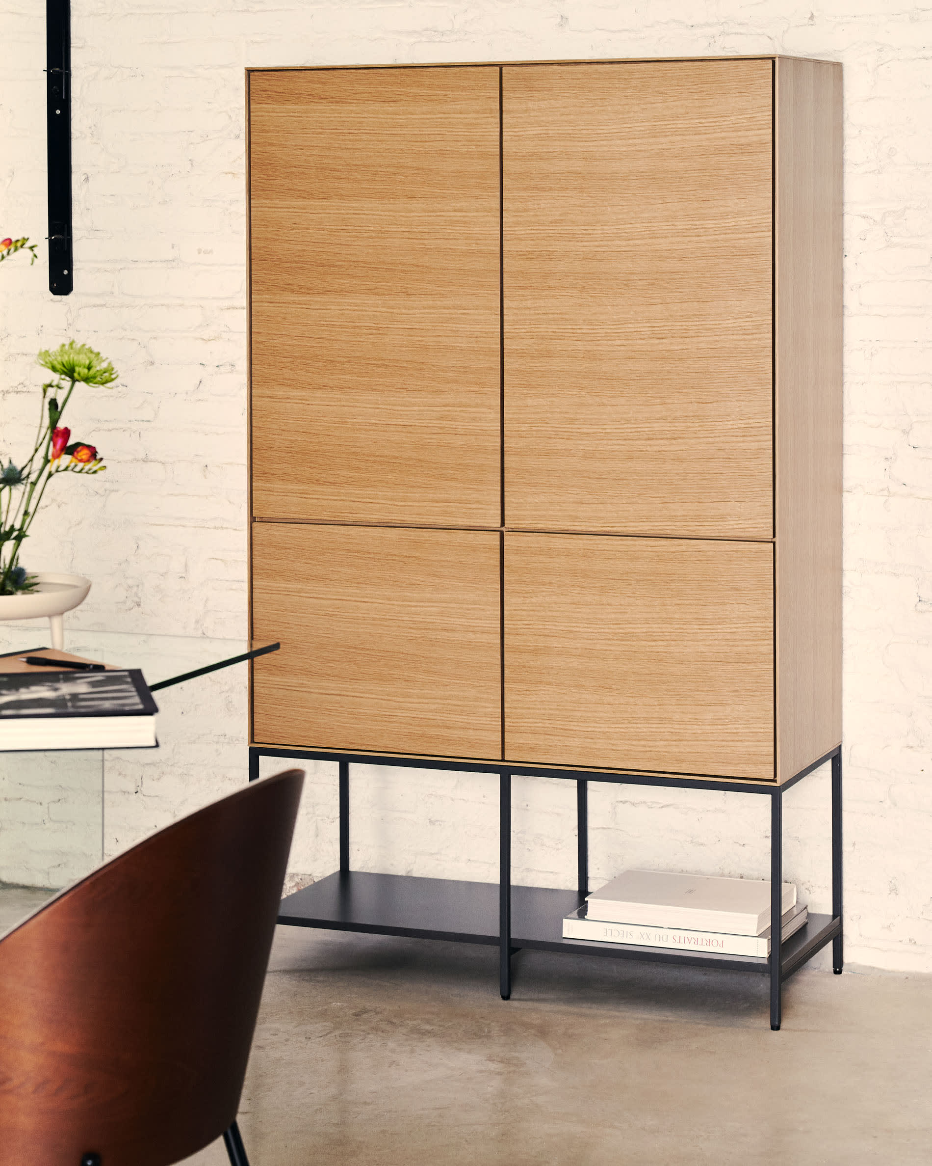 Das Vedrana Highboard kombiniert Eichenfurnier mit schwarzen Stahlbeinen, bietet Stil und Funktionalität für Ihr Zuhause.