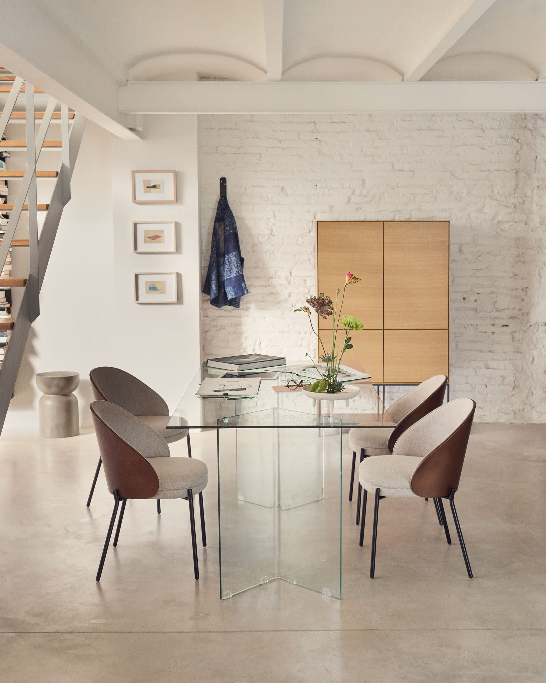 Das Vedrana Highboard aus Eichenfurnier mit schwarzen Stahlbeinen vereint modernes Design und praktische Aufbewahrung.