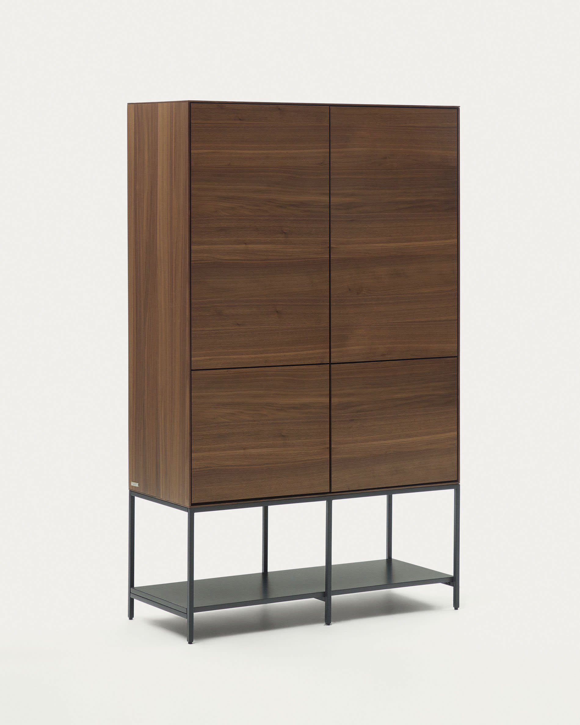 Das Vedrana Highboard kombiniert elegantes Nussholzfurnier mit stabilen schwarzen Stahlbeinen für stilvolle Aufbewahrung.