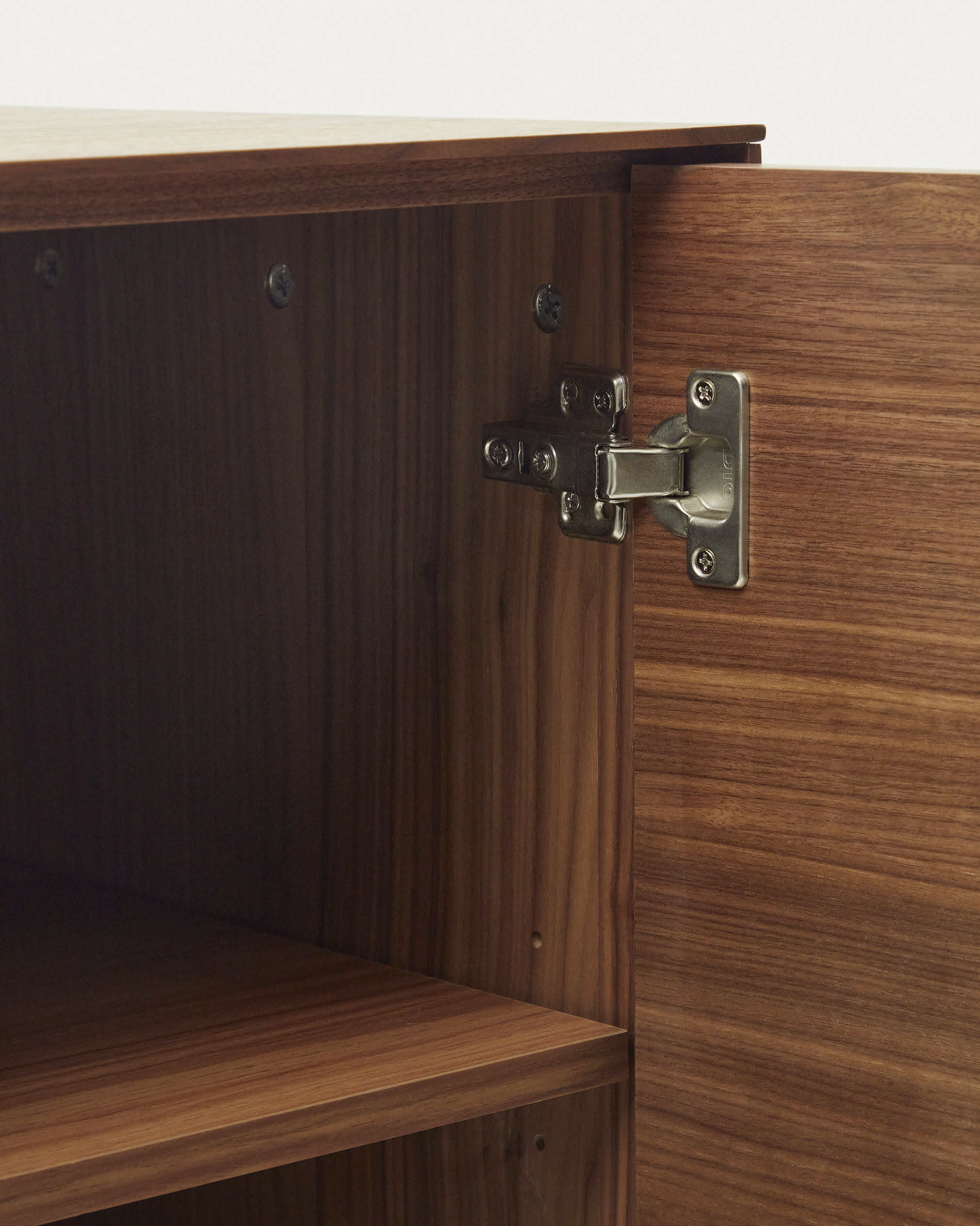 Das Vedrana Highboard kombiniert edles Nussholzfurnier mit robusten Stahlbeinen, bietet großzügigen Stauraum und verleiht Ihrem Zuhause einen modernen, eleganten Look.