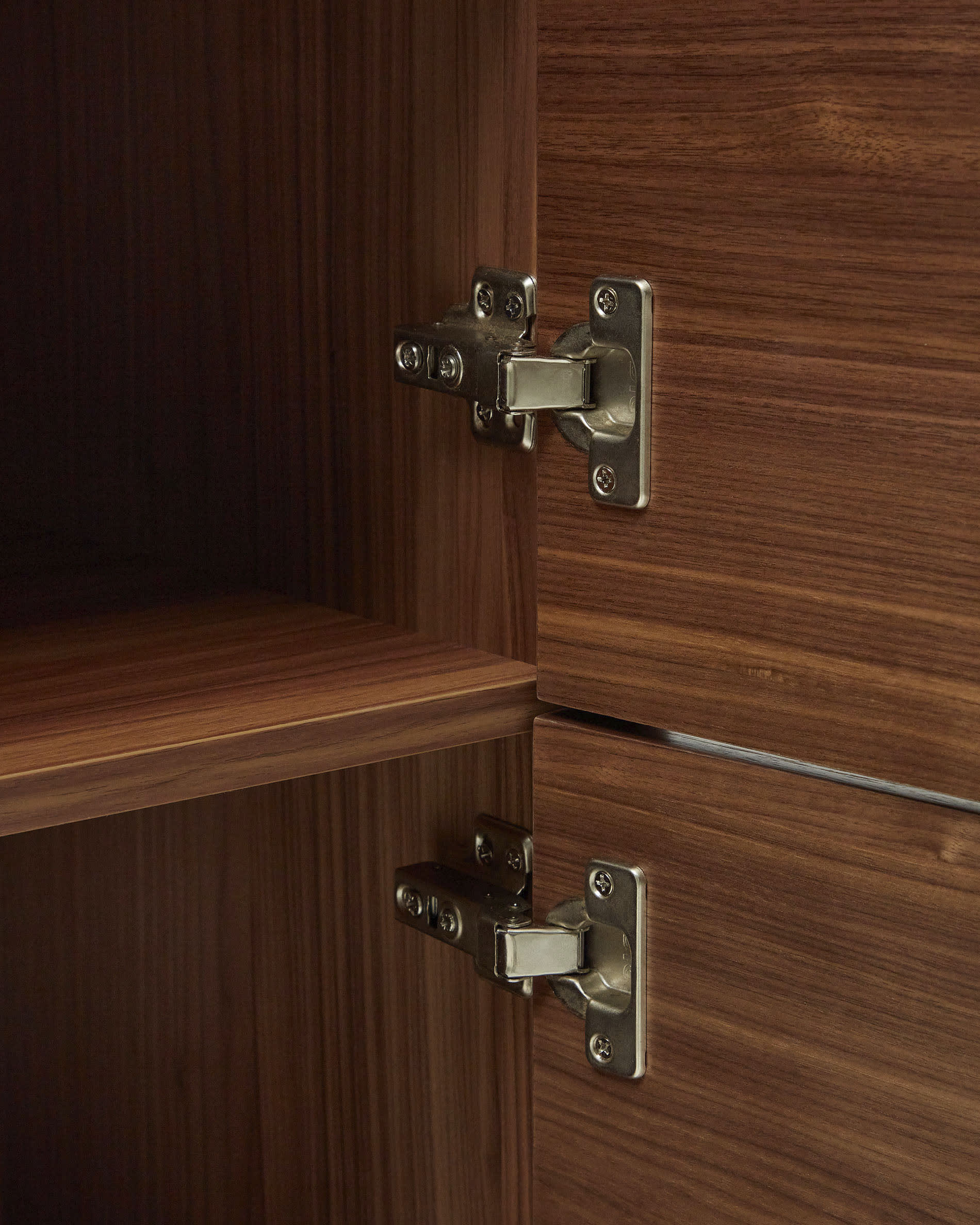 Das Vedrana Highboard aus Nussholzfurnier und schwarzen Stahlbeinen vereint stilvolles Design mit praktischem Stauraum für Ihr Zuhause.