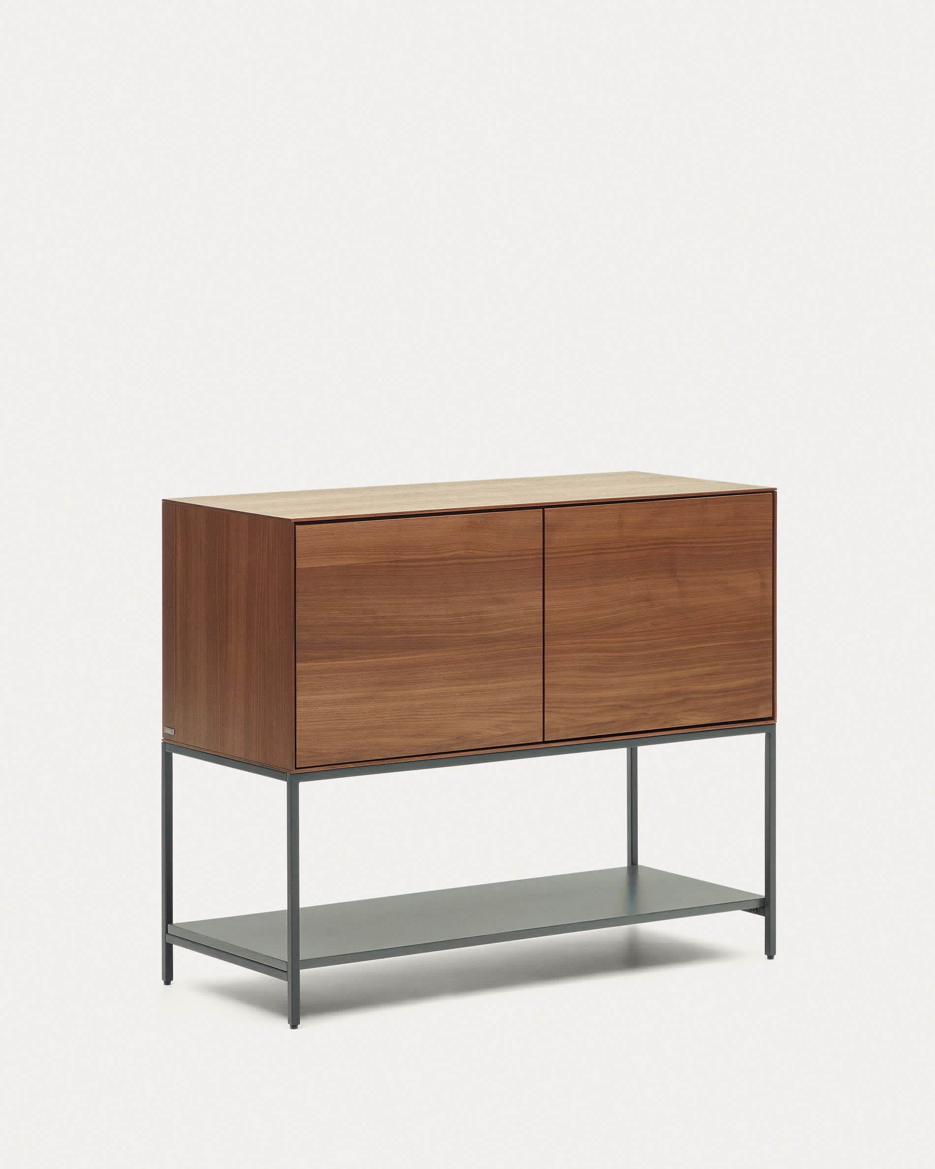 Das Vedrana Sideboard kombiniert elegantes Nussholzfurnier mit schwarzen Stahlbeinen und bietet modernen Stauraum für Ihr Zuhause.
