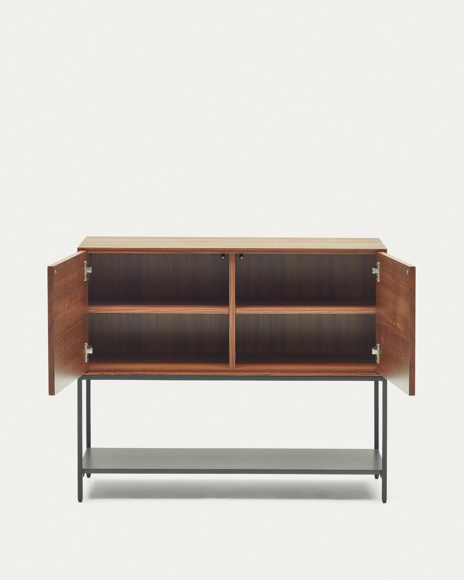 Das Vedrana Sideboard kombiniert stilvolles Nussholzfurnier mit robusten schwarzen Stahlbeinen für ein modernes und elegantes Design.