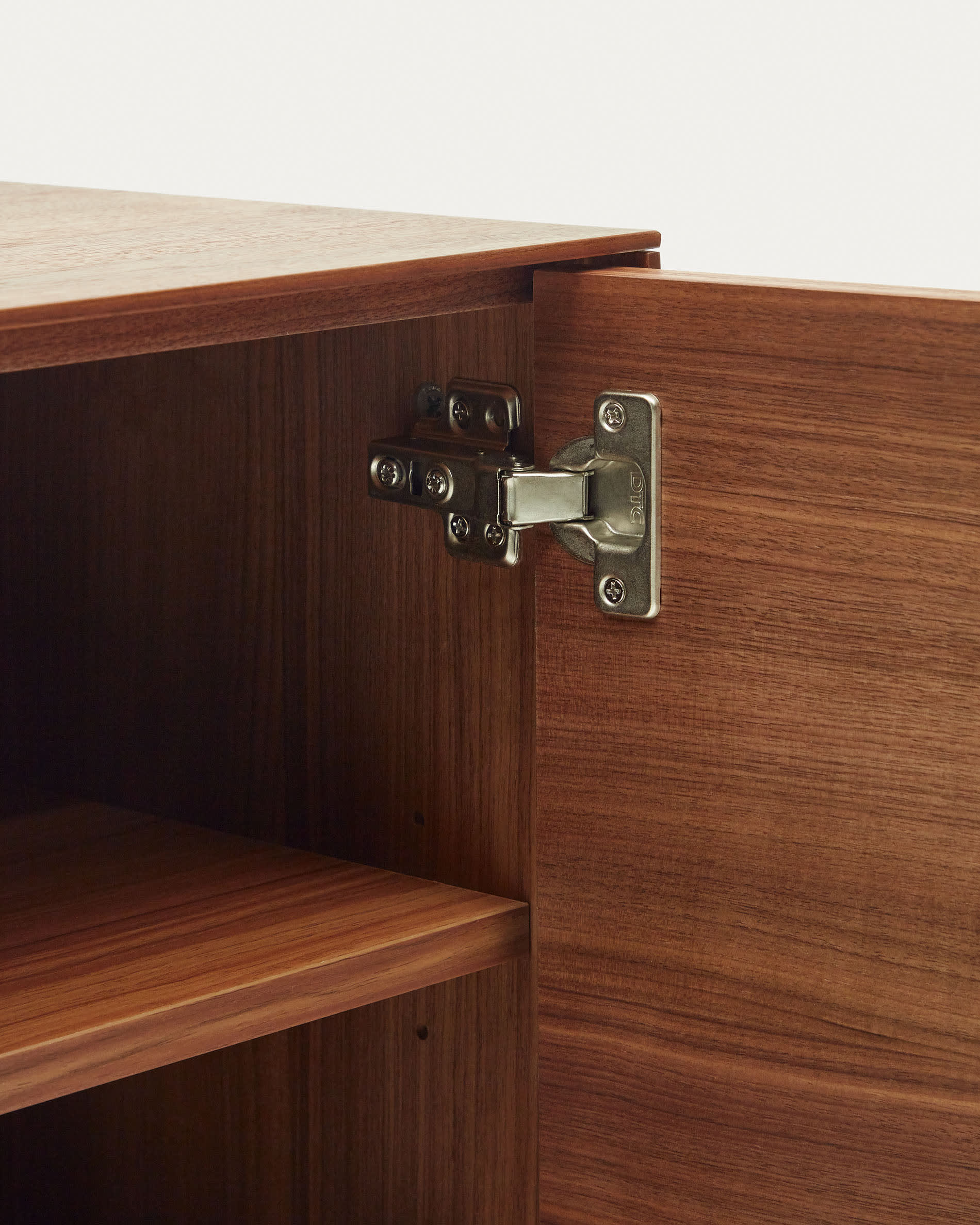 Das Vedrana Sideboard vereint elegantes Nussholzfurnier mit robusten Stahlbeinen in Schwarz und bietet praktischen Stauraum für Ihr Zuhause.