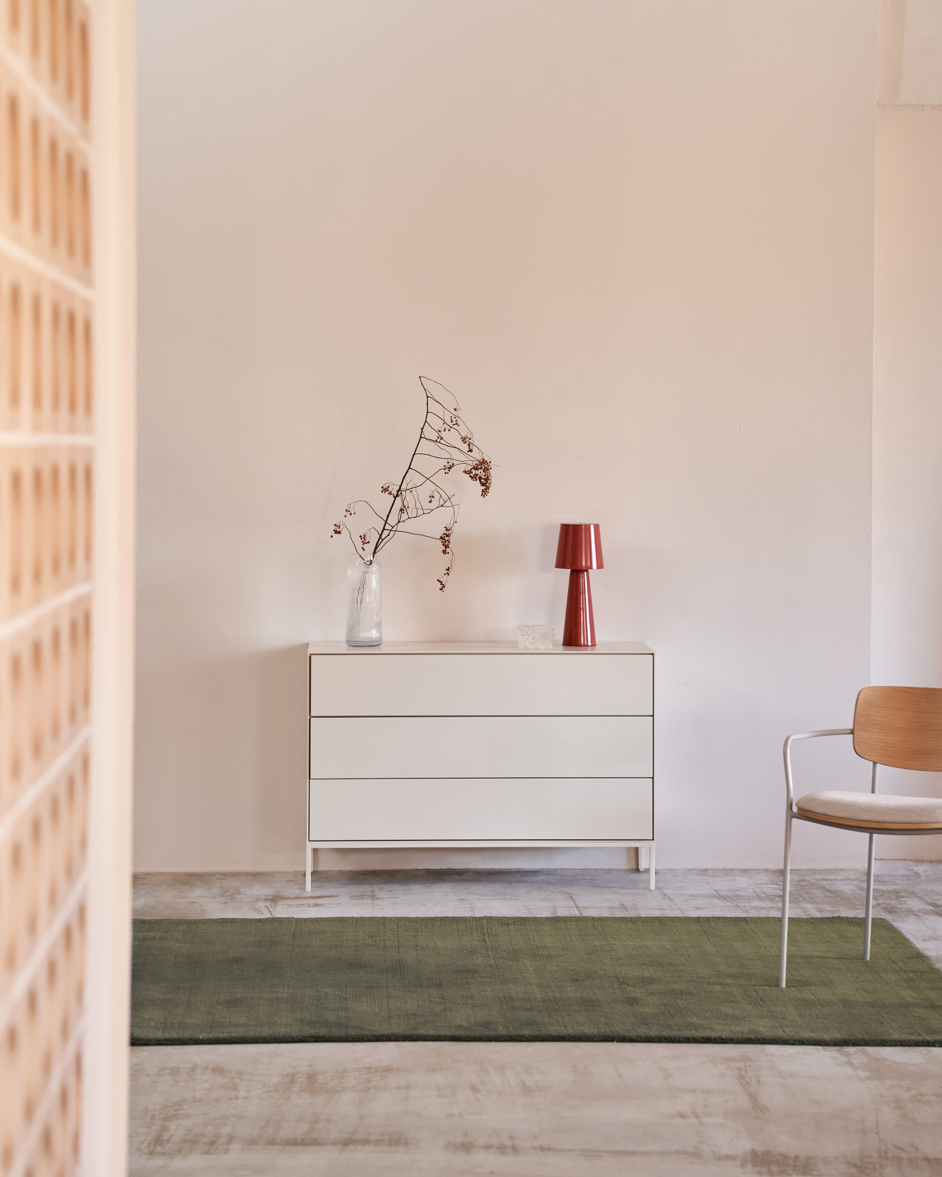 Die Vedrana Kommode von Kave Home vereint elegantes Design mit Funktionalität: Weiss lackiertes MDF, Stahlakzente, 3 Schubladen, 110x75 cm.