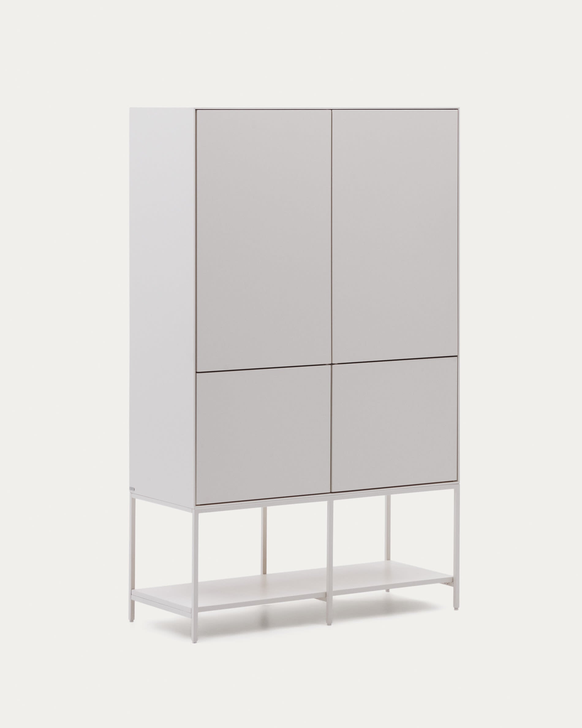 Elegantes Highboard Vedrana von Kave Home, weiss lackiert, 4 Türen, MDF, Masse: 97,5 x 160 cm. Stilvoll und funktional.