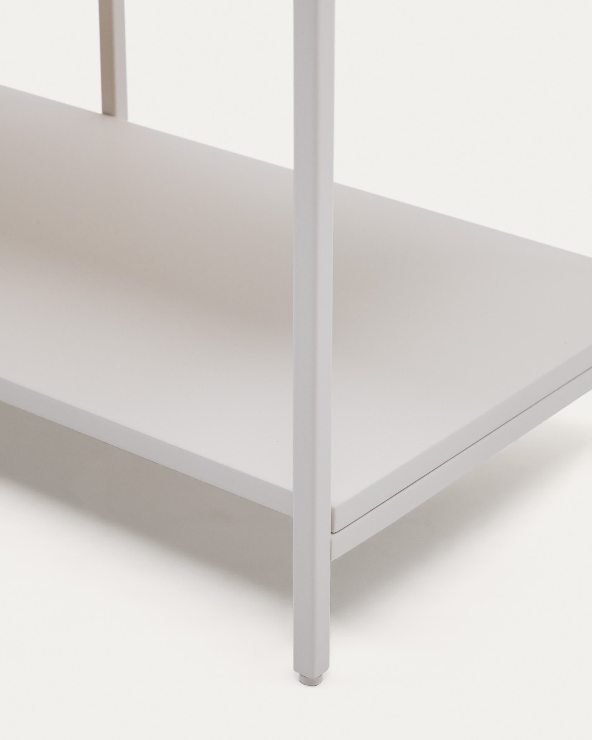 Das Vedrana Highboard von Kave Home vereint modernes Design mit praktischer Funktionalität. Mit 4 Türen und einer eleganten, weißen MDF-Oberfläche bietet es großzügigen Stauraum und passt perfekt in jedes Zuhause.