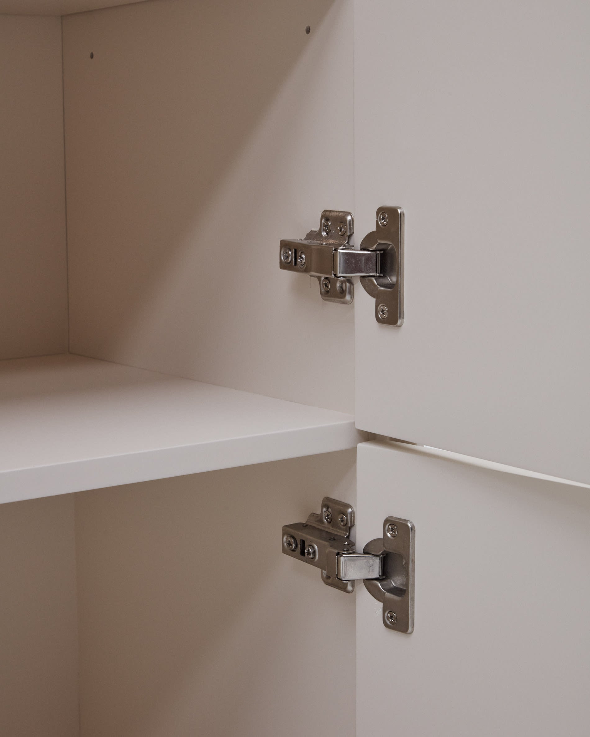 Das Vedrana Highboard von Kave Home kombiniert stilvolle Eleganz mit cleverem Stauraum. Mit 4 Türen und einer modernen, weißen Lackierung ist es ideal für jedes Interieur.