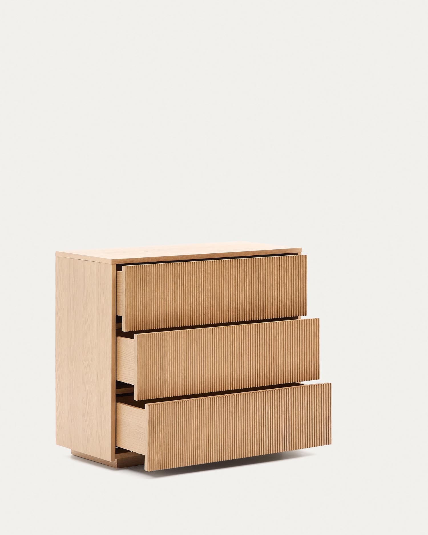 Die Helvine Kommode aus Eichenfurnier mit 3 Schubladen, FSC 100% zertifiziert, vereint Nachhaltigkeit und elegantes Design.