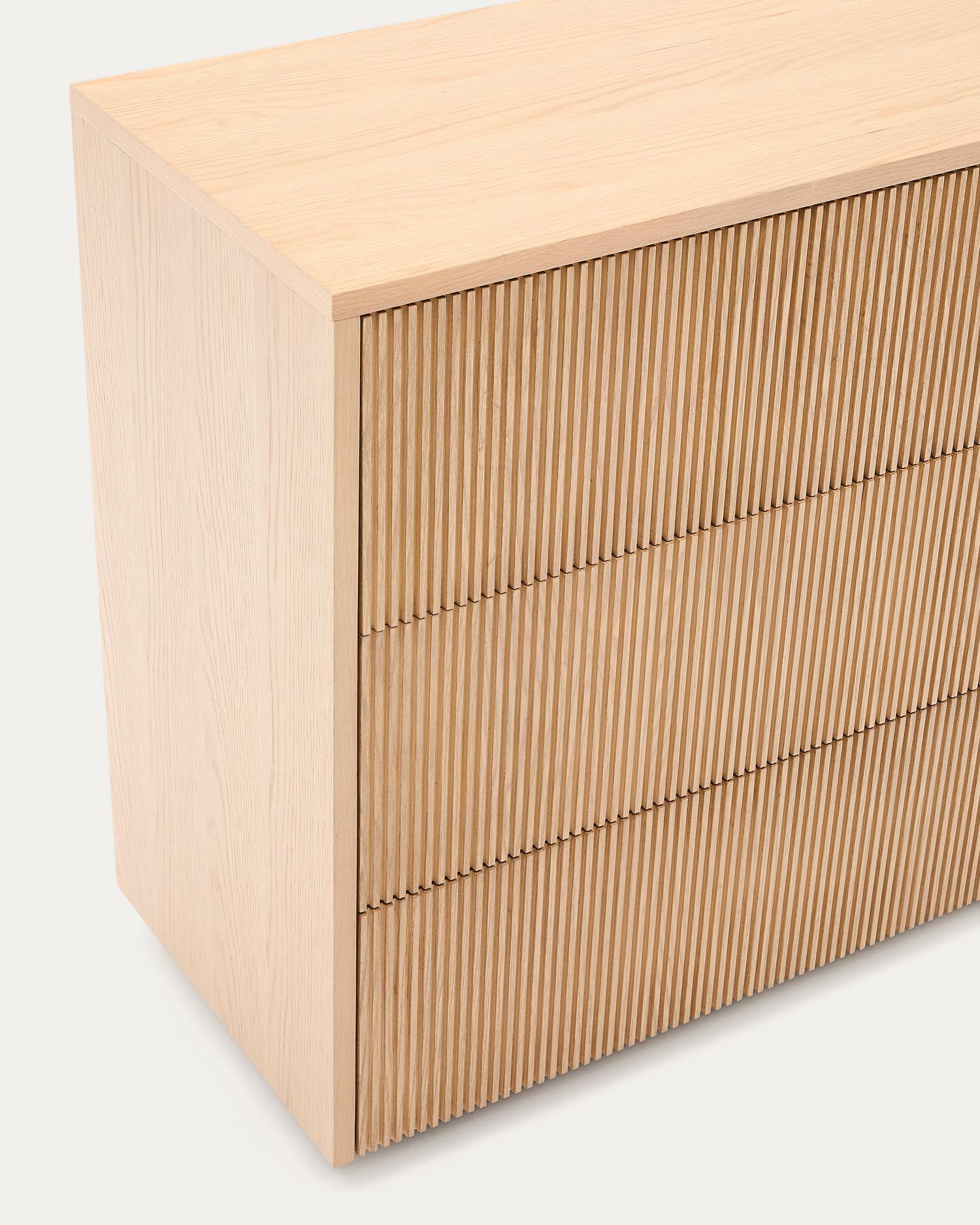 Die Kommode Helvine aus FSC-zertifiziertem Eichenfurnier bietet mit 3 Schubladen stilvollen Stauraum und zeitlose Eleganz für jedes Zuhause.