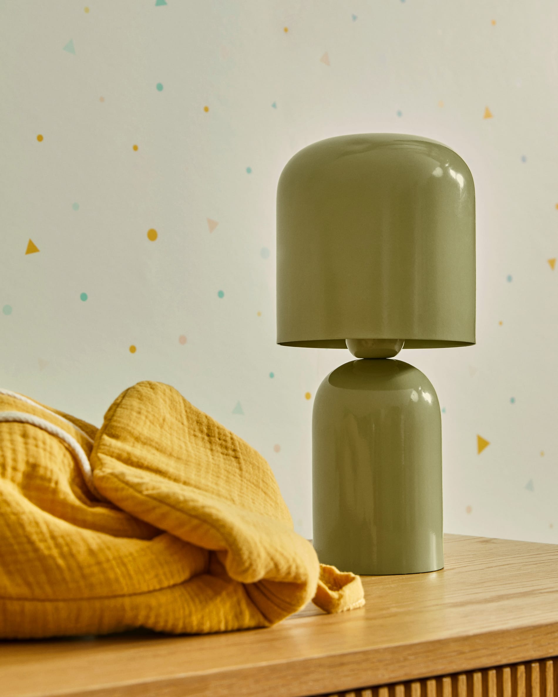 Die Kommode Helvine aus Eichenfurnier bietet mit 3 Schubladen eleganten Stauraum. FSC-zertifiziert und vielseitig, passt sie in jedes Zuhause.