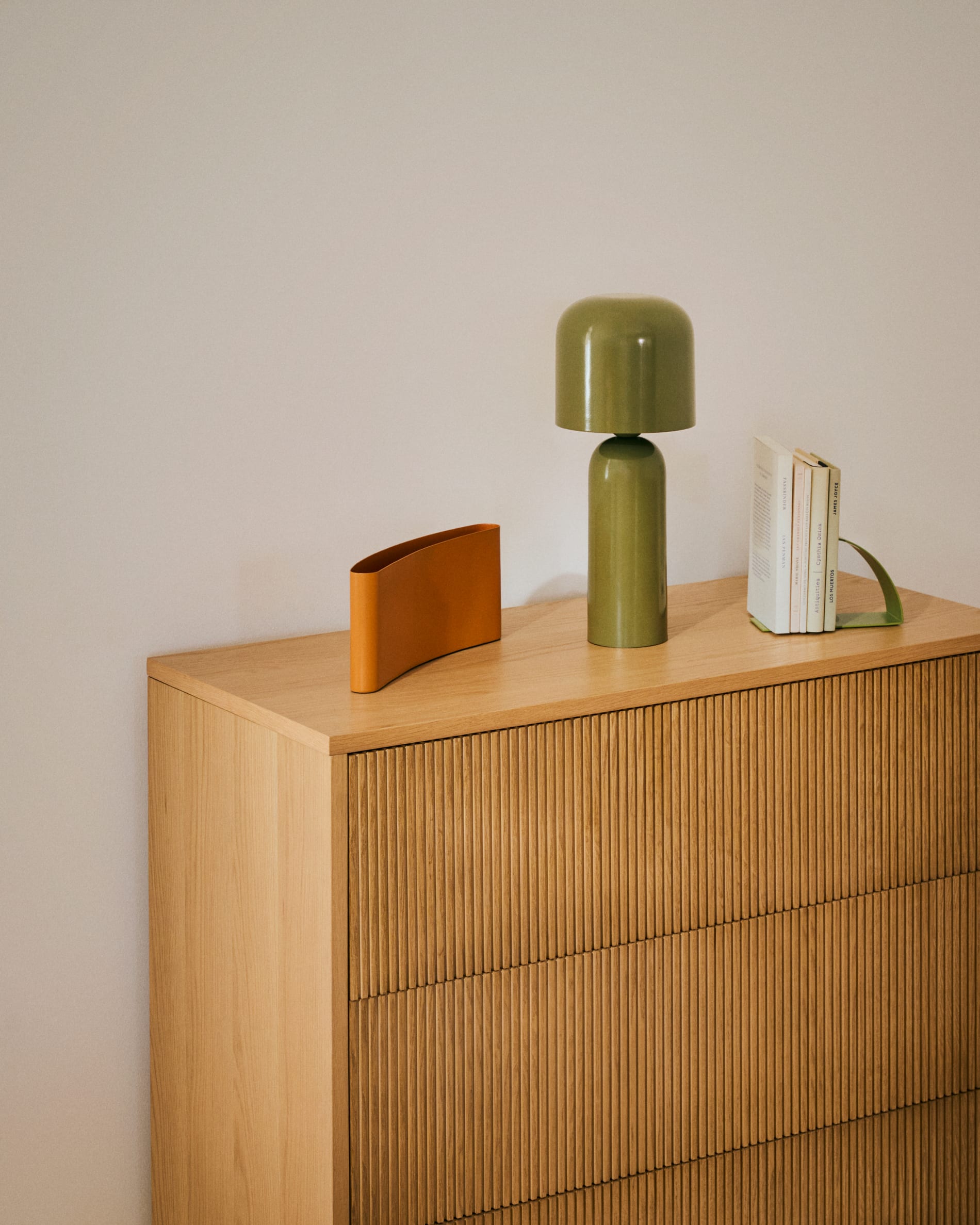 Die Kommode Helvine aus hochwertigem Eichenfurnier bietet mit 3 Schubladen eleganten Stauraum und fügt sich harmonisch in jedes Zuhause ein.