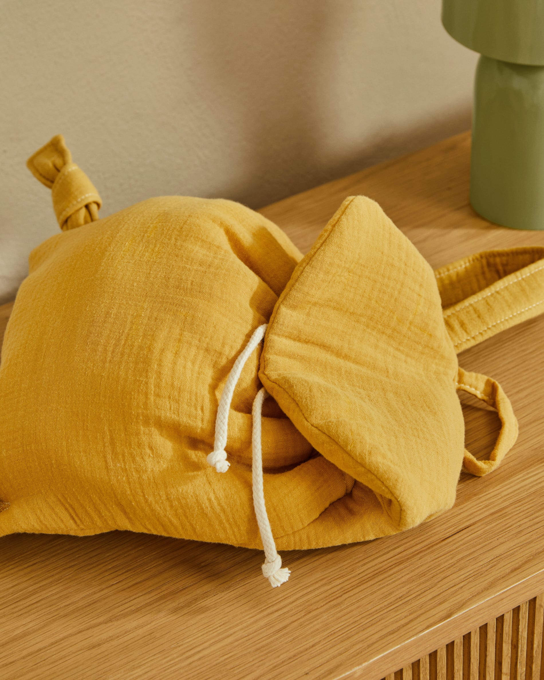 Die Kommode Helvine aus Eichenfurnier mit 3 Schubladen bietet modernes Design und Nachhaltigkeit dank FSC-zertifizierten Materialien.